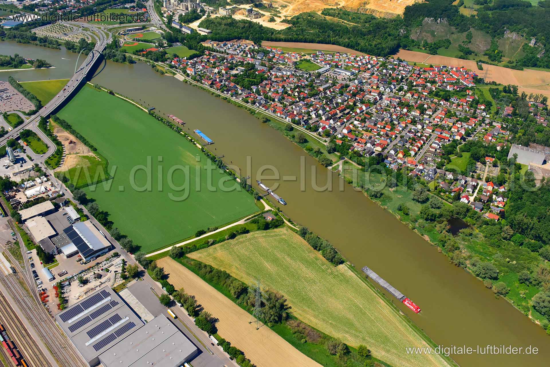 Titel: Regensburg, Bildnummer: n301730, Ort / Stadt: Regensburg, (Land)Kreis: kreisfreie Stadt Regensburg, Regierungsbezirk: Oberpfalz, Bundesland: Bayern, Aufnahmedatum: 03.06.2019, Schlagwörter: Luftbild, Luftbilder, Luftbildfotografie, Luftaufnahme, Luftbildaufnahme, Luftfoto, Vogelperspektive, Vogelansicht, Deutschland, Schräg- und Senkrecht-Luftaufnahmen, Orthofotografie, 93055, 93105, Tegernheim, Gewerbegebiet Nord, Metzgerweg, Von-Heyden-Straße, Schwabelweiser Donauufer, Siemensstraße, Ma