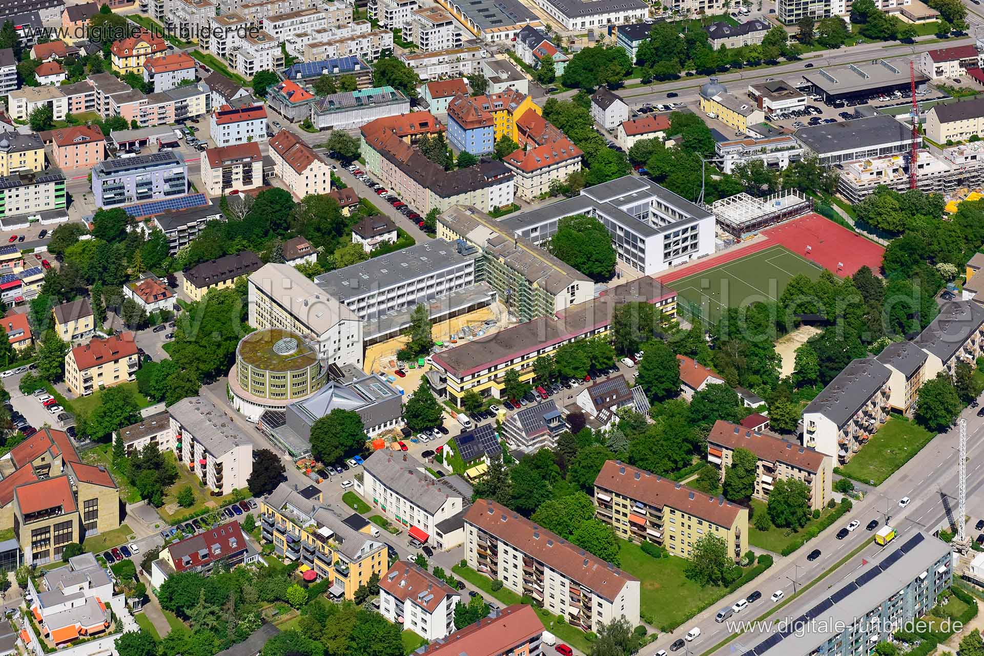 Titel: Regensburg, Bildnummer: n301870, Ort / Stadt: Regensburg, (Land)Kreis: kreisfreie Stadt Regensburg, Regierungsbezirk: Oberpfalz, Bundesland: Bayern, Aufnahmedatum: 03.06.2019, Schlagwörter: Luftbild, Luftbilder, Luftbildfotografie, Luftaufnahme, Luftbildaufnahme, Luftfoto, Vogelperspektive, Vogelansicht, Deutschland, Schräg- und Senkrecht-Luftaufnahmen, Orthofotografie, 93055, Greflingerstraße, Am alten Schlachthof, Weißenburgstraße, Babostraße, Johanna-Dachs-Straße, Sankt-Niklas-Straße,