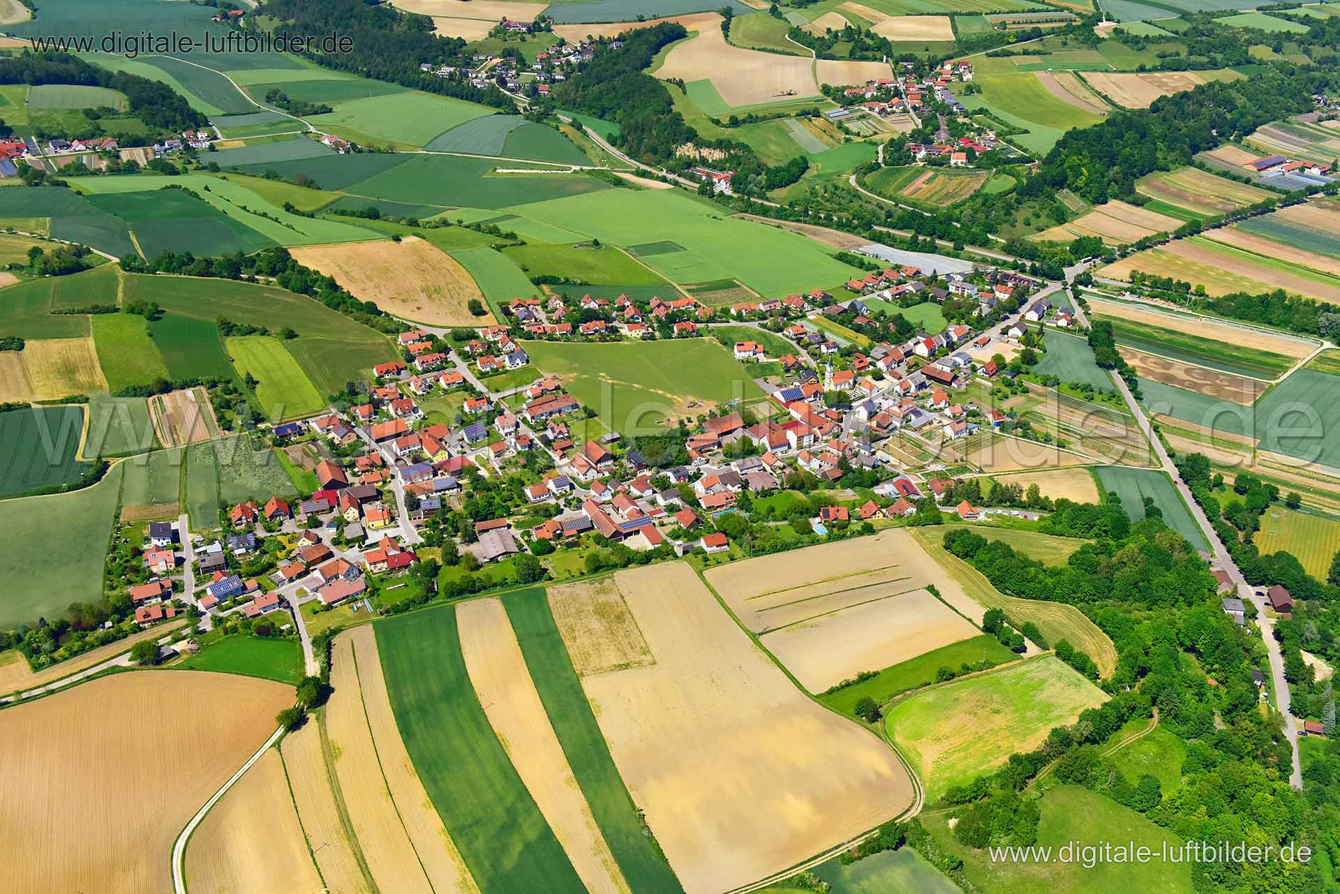 Titel: Regensburg, Bildnummer: n302260, Ort / Stadt: Regensburg, (Land)Kreis: kreisfreie Stadt Regensburg, Regierungsbezirk: Oberpfalz, Bundesland: Bayern, Aufnahmedatum: 03.06.2019, Schlagwörter: Luftbild, Luftbilder, Luftbildfotografie, Luftaufnahme, Luftbildaufnahme, Luftfoto, Vogelperspektive, Vogelansicht, Deutschland, Schräg- und Senkrecht-Luftaufnahmen, Orthofotografie, 93059, Vorort, Landwirtschaft, Acker, Äcker, Regensburg, Monat: Juni, Jahreszeit: Sommer, Tageszeit: Mittag / Nachmittag