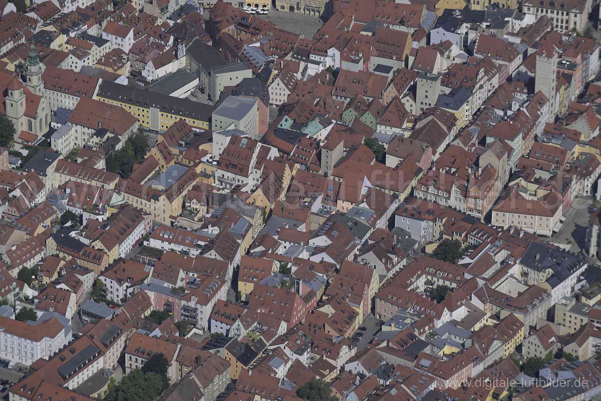 Titel: Regensburg, Bildnummer: n521140, Ort / Stadt: Regensburg, (Land)Kreis: Landkreis Regensburg, Regierungsbezirk: Oberpfalz, Bundesland: Bayern, Aufnahmedatum: 20.08.2023, Schlagwörter: Deutschland, , Altstadt, Monat: August, Jahreszeit: Sommer, Tageszeit: Vormittag / Mittag, Jahr: 2023, Flug ID: 20230820, Bildstatus: unbearbeitetes Rohbild, Bildabmessung: 8256 x 5504 Pixel, Fotograf & Copyright: Oliver Acker