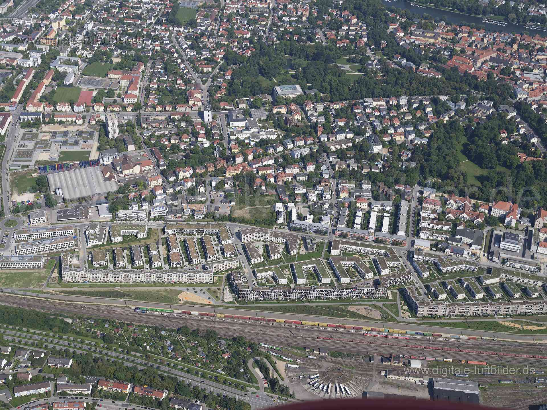 Titel: Regensburg Karolinenhof, Bildnummer: f520840, Ort / Stadt: Regensburg, (Land)Kreis: Landkreis Regensburg, Regierungsbezirk: Oberpfalz, Bundesland: Bayern, Aufnahmedatum: 20.08.2023, Schlagwörter: Deutschland, , Karolinenhof, Neubau, Johanneshof, Dörnbergpark, Stadtpark, Georgenhof, Monat: August, Jahreszeit: Sommer, Tageszeit: Vormittag / Mittag, Jahr: 2023, Flug ID: 20230820, Bildstatus: unbearbeitetes Rohbild, Bildabmessung: 11648 x 8736 Pixel, Fotograf & Copyright: Oliver Acker