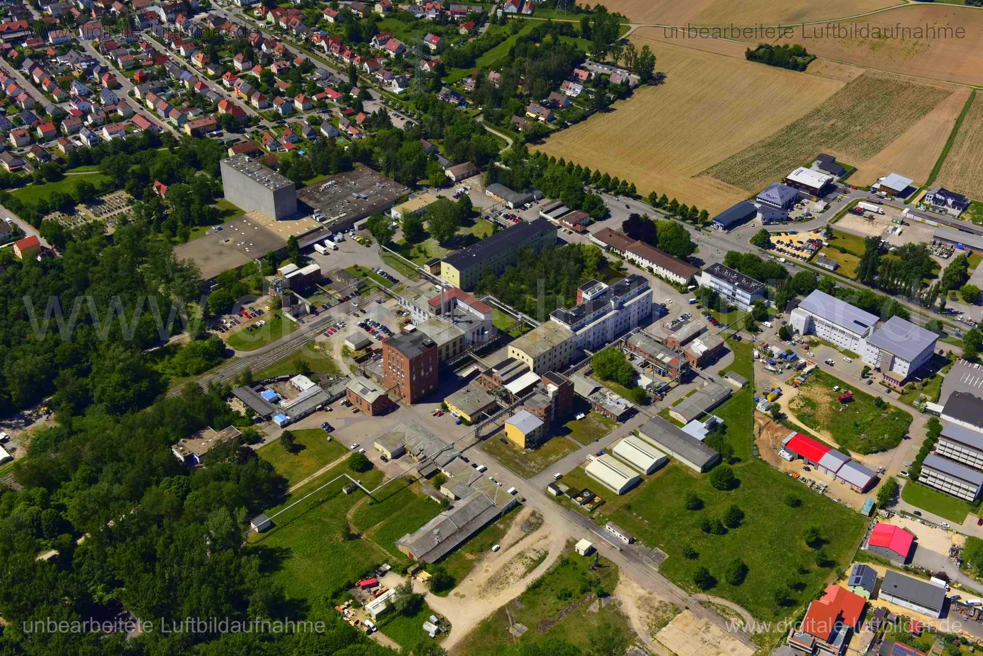 Titel: Tegernheim, Bildnummer: n301720, Ort / Stadt: Regensburg, (Land)Kreis: kreisfreie Stadt Regensburg, Regierungsbezirk: Oberpfalz, Bundesland: Bayern, Aufnahmedatum: 03.06.2019, Schlagwörter: Luftbild, Luftbilder, Luftbildfotografie, Luftaufnahme, Luftbildaufnahme, Luftfoto, Vogelperspektive, Vogelansicht, Deutschland, Schräg- und Senkrecht-Luftaufnahmen, Orthofotografie, Gewerbegebiet, Kreisverkehr, Gewerbeimmobilien, Monat: Juni, Jahreszeit: Sommer, Tageszeit: Mittag / Nachmittag, Jahr: 2
