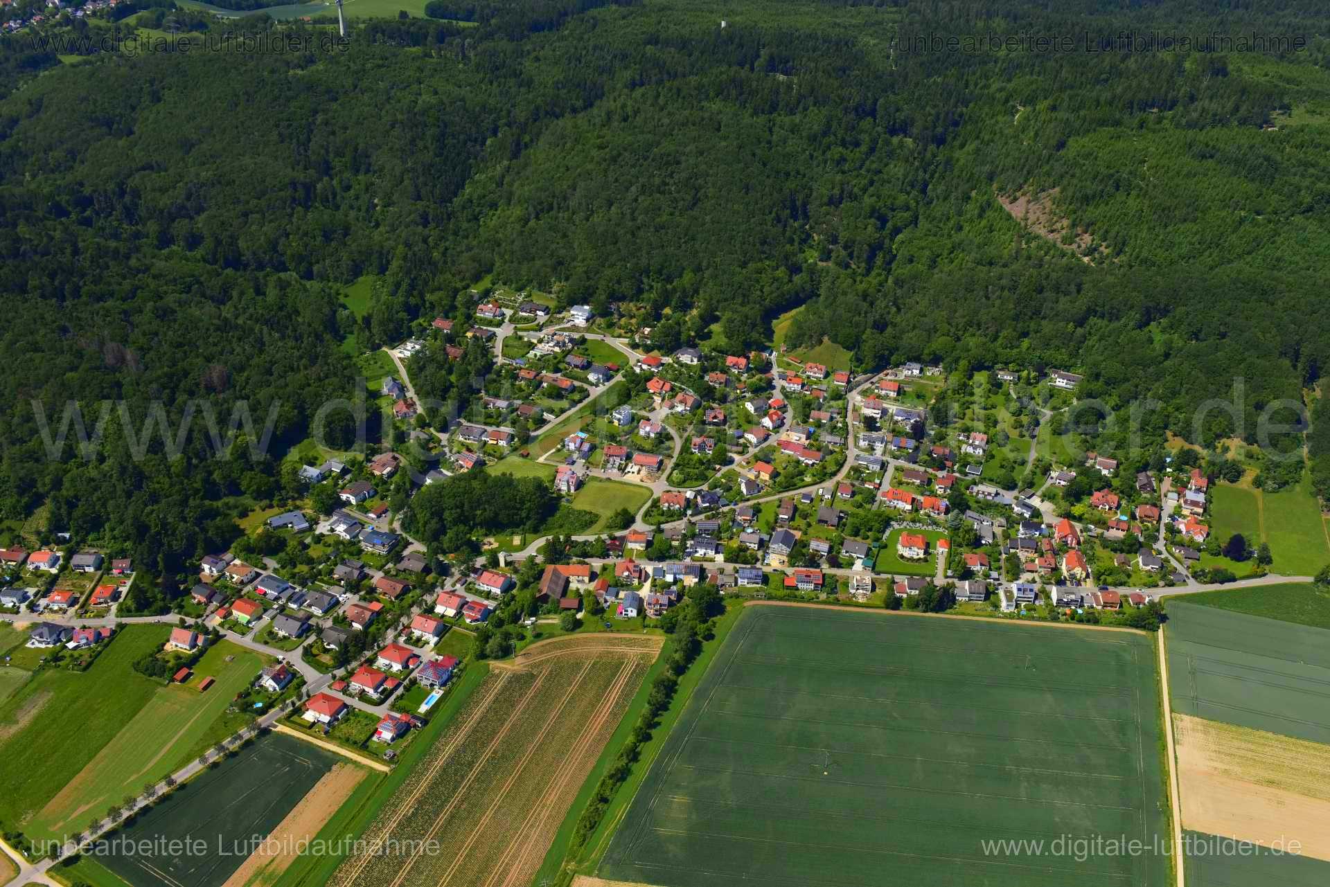 Titel: Tegernheim Am Weinberg, Bildnummer: n301670, Ort / Stadt: Regensburg, (Land)Kreis: kreisfreie Stadt Regensburg, Regierungsbezirk: Oberpfalz, Bundesland: Bayern, Aufnahmedatum: 03.06.2019, Schlagwörter: Luftbild, Luftbilder, Luftbildfotografie, Luftaufnahme, Luftbildaufnahme, Luftfoto, Vogelperspektive, Vogelansicht, Deutschland, Schräg- und Senkrecht-Luftaufnahmen, Orthofotografie, Ternheim Am Weinberg, Monat: Juni, Jahreszeit: Sommer, Tageszeit: Mittag / Nachmittag, Jahr: 2019, Flug ID: