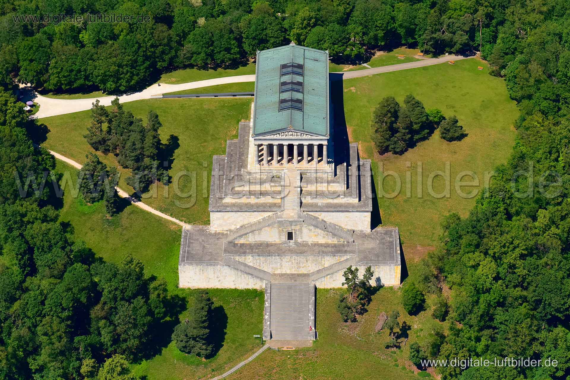 Titel: Walhalla, Bildnummer: n301580, Ort / Stadt: Regensburg, (Land)Kreis: kreisfreie Stadt Regensburg, Regierungsbezirk: Oberpfalz, Bundesland: Bayern, Aufnahmedatum: 03.06.2019, Schlagwörter: Luftbild, Luftbilder, Luftbildfotografie, Luftaufnahme, Luftbildaufnahme, Luftfoto, Vogelperspektive, Vogelansicht, Deutschland, Schräg- und Senkrecht-Luftaufnahmen, Orthofotografie, Walhalla, Baudenkmal, Denkmalschutz, historisch, Walhallastraße, Burgen & Schlösser, Monat: Juni, Jahreszeit: Sommer, Tage