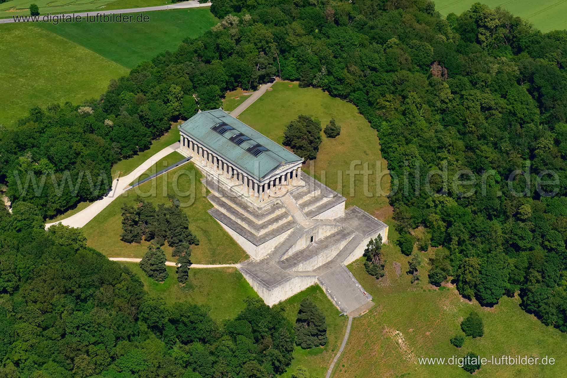 Titel: Walhalla, Bildnummer: n301620, Ort / Stadt: Regensburg, (Land)Kreis: kreisfreie Stadt Regensburg, Regierungsbezirk: Oberpfalz, Bundesland: Bayern, Aufnahmedatum: 03.06.2019, Schlagwörter: Luftbild, Luftbilder, Luftbildfotografie, Luftaufnahme, Luftbildaufnahme, Luftfoto, Vogelperspektive, Vogelansicht, Deutschland, Schräg- und Senkrecht-Luftaufnahmen, Orthofotografie, 93093, Donaustauf, Walhallastraße, Baudenkmal, Denkmal, Denkmalschutz, Burgen & Schlösser, Walhalla, Monat: Juni, Jahresze