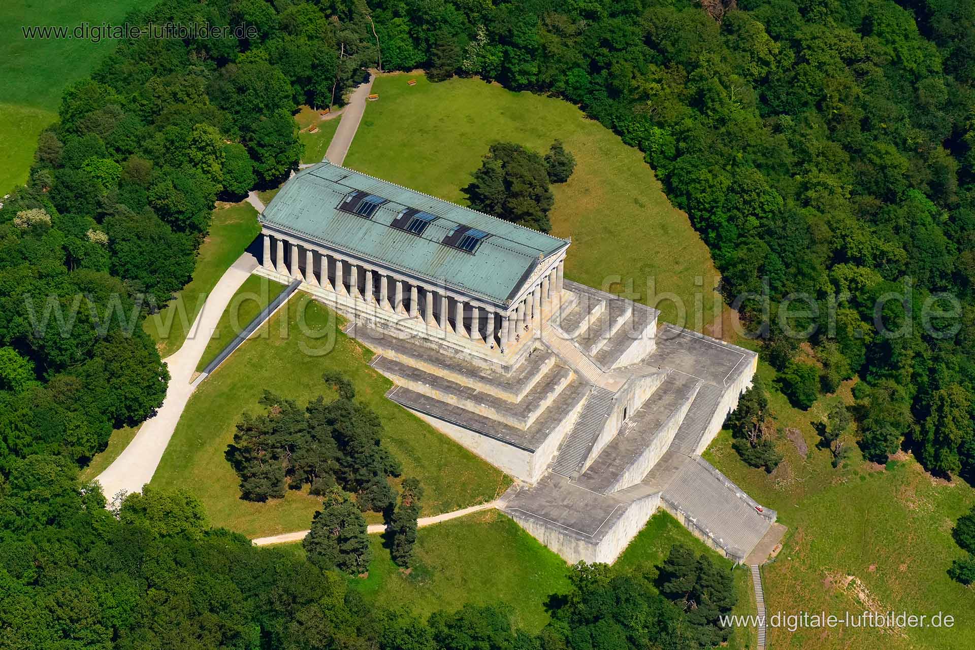 Titel: Walhalla, Bildnummer: n301640, Ort / Stadt: Regensburg, (Land)Kreis: kreisfreie Stadt Regensburg, Regierungsbezirk: Oberpfalz, Bundesland: Bayern, Aufnahmedatum: 03.06.2019, Schlagwörter: Luftbild, Luftbilder, Luftbildfotografie, Luftaufnahme, Luftbildaufnahme, Luftfoto, Vogelperspektive, Vogelansicht, Deutschland, Schräg- und Senkrecht-Luftaufnahmen, Orthofotografie, 93093, Donaustauf, Walhallastraße, Baudenkmal, Denkmal, Denkmalschutz, Burgen & Schlösser, Walhalla, Monat: Juni, Jahresze