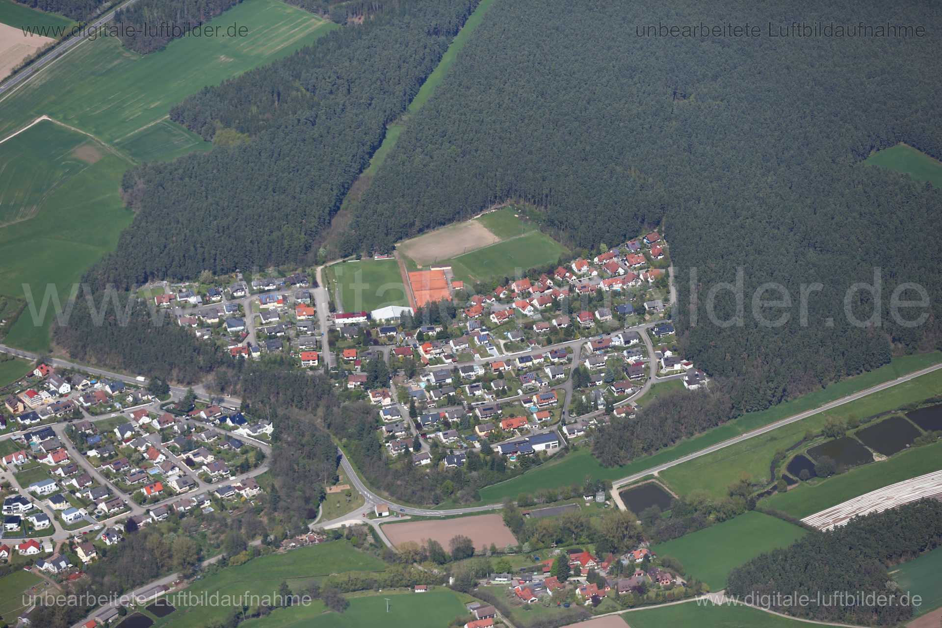 Titel: Barthelmesaurach, Bildnummer: c214050, Ort / Stadt: Roth, (Land)Kreis: Landkreis Roth, Regierungsbezirk: Mittelfranken, Bundesland: Bayern, Aufnahmedatum: 04.05.2016, Schlagwörter: Luftbild, Luftbilder, Luftbildfotografie, Luftaufnahme, Luftbildaufnahme, Luftfoto, Vogelperspektive, Vogelansicht, Deutschland, Schräg- und Senkrecht-Luftaufnahmen, Orthofotografie, Barthelmesaurach, Monat: Mai, Jahreszeit: Sommer, Tageszeit: Mittag / Nachmittag, Jahr: 2016, Flug ID: 20160504, Bildstatus: unbe