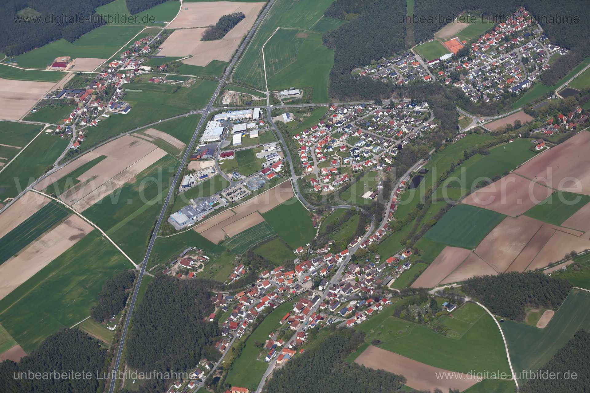 Titel: Barthelmesaurach, Bildnummer: c214080, Ort / Stadt: Roth, (Land)Kreis: Landkreis Roth, Regierungsbezirk: Mittelfranken, Bundesland: Bayern, Aufnahmedatum: 04.05.2016, Schlagwörter: Luftbild, Luftbilder, Luftbildfotografie, Luftaufnahme, Luftbildaufnahme, Luftfoto, Vogelperspektive, Vogelansicht, Deutschland, Schräg- und Senkrecht-Luftaufnahmen, Orthofotografie, Barthelmesaurach, Monat: Mai, Jahreszeit: Sommer, Tageszeit: Mittag / Nachmittag, Jahr: 2016, Flug ID: 20160504, Bildstatus: unbe