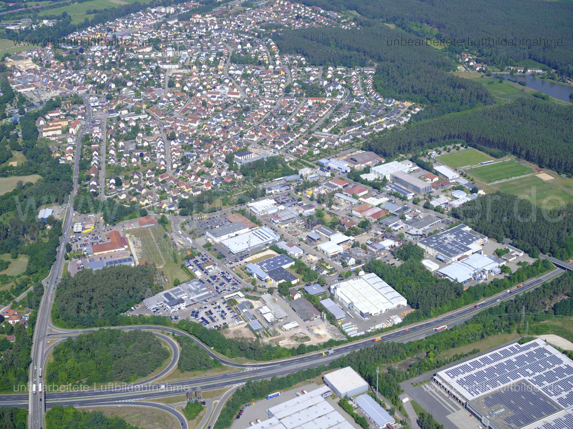 Titel: Gewerbegebiet Roth, Bildnummer: f480580, Ort / Stadt: Roth, (Land)Kreis: Landkreis Roth, Regierungsbezirk: Mittelfranken, Bundesland: Bayern, Aufnahmedatum: 14.06.2022, Schlagwörter: Luftbild, Luftbilder, Luftbildfotografie, Luftaufnahme, Luftbildaufnahme, Luftfoto, Luftbildarchiv, Luftbildsuche, Vogelperspektive, Vogelansicht, Deutschland, , Gewerbegebiet, Gewerbeimmobilien, Fiege Logistik, Bundesstraße B2, Monat: Juni, Jahreszeit: Sommer, Tageszeit: Vormittag / Mittag, Jahr: 2022, Flug