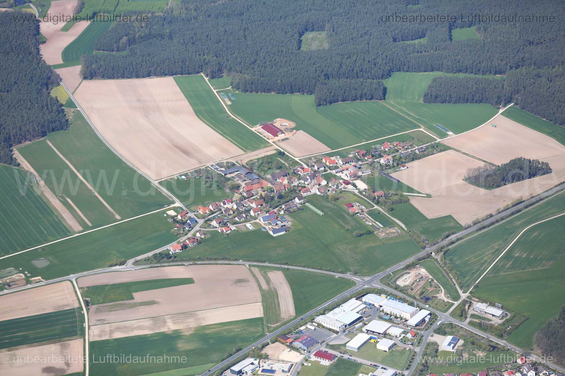 Titel: Günzersreuth, Bildnummer: c214030, Ort / Stadt: Roth, (Land)Kreis: Landkreis Roth, Regierungsbezirk: Mittelfranken, Bundesland: Bayern, Aufnahmedatum: 04.05.2016, Schlagwörter: Luftbild, Luftbilder, Luftbildfotografie, Luftaufnahme, Luftbildaufnahme, Luftfoto, Vogelperspektive, Vogelansicht, Deutschland, Schräg- und Senkrecht-Luftaufnahmen, Orthofotografie, Günzersreuth, Monat: Mai, Jahreszeit: Sommer, Tageszeit: Mittag / Nachmittag, Jahr: 2016, Flug ID: 20160504, Bildstatus: unbearbeitet