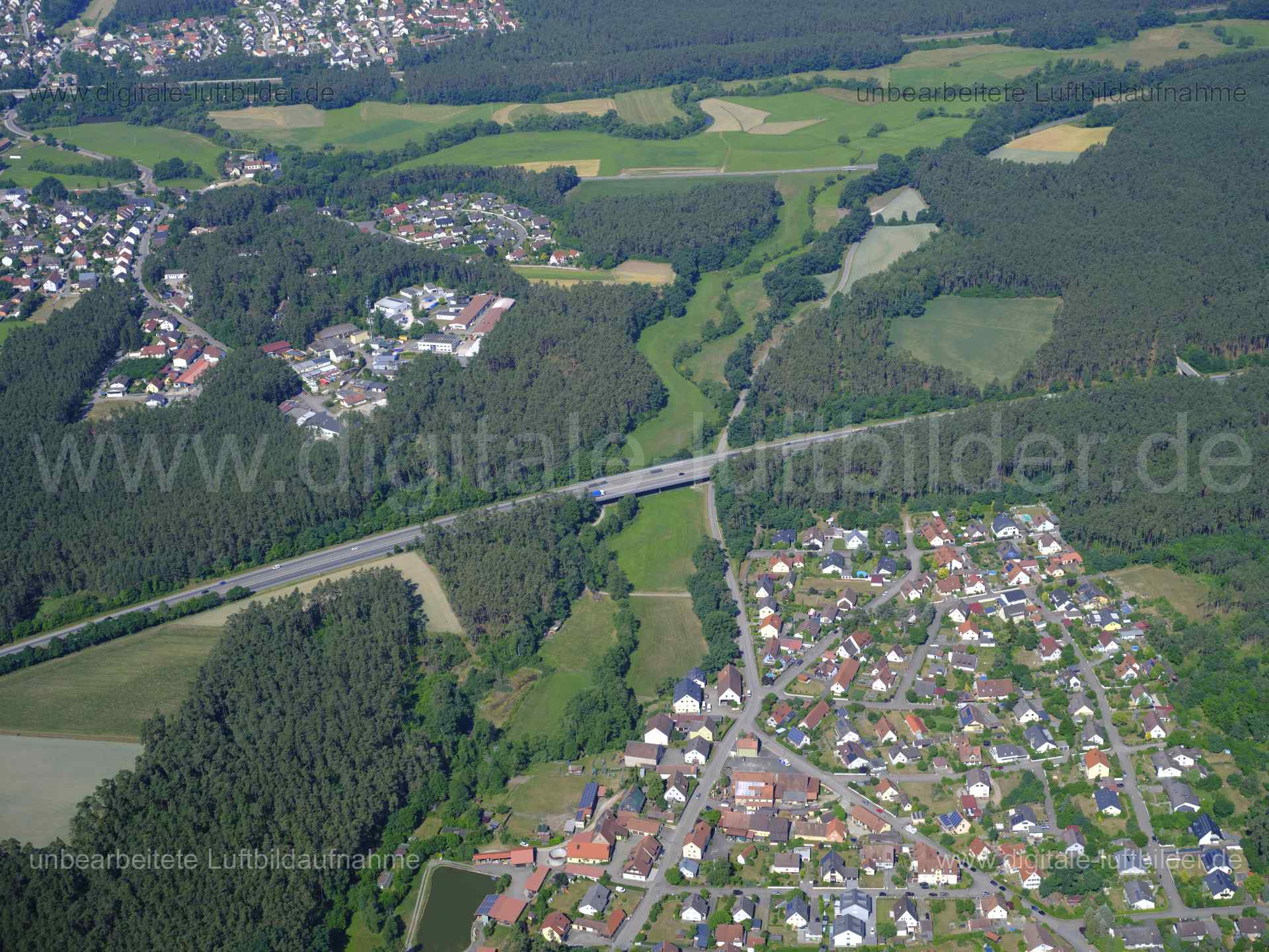 Titel: Pruppach, Bildnummer: f480550, Ort / Stadt: Roth, (Land)Kreis: Landkreis Roth, Regierungsbezirk: Mittelfranken, Bundesland: Bayern, Aufnahmedatum: 14.06.2022, Schlagwörter: Luftbild, Luftbilder, Luftbildfotografie, Luftaufnahme, Luftbildaufnahme, Luftfoto, Luftbildarchiv, Luftbildsuche, Vogelperspektive, Vogelansicht, Deutschland, , Pruppach, Bundesstraße B2, Talbrücke, Brücke, Finsterbachstraße, Monat: Juni, Jahreszeit: Sommer, Tageszeit: Vormittag / Mittag, Jahr: 2022, Flug ID: 20220614