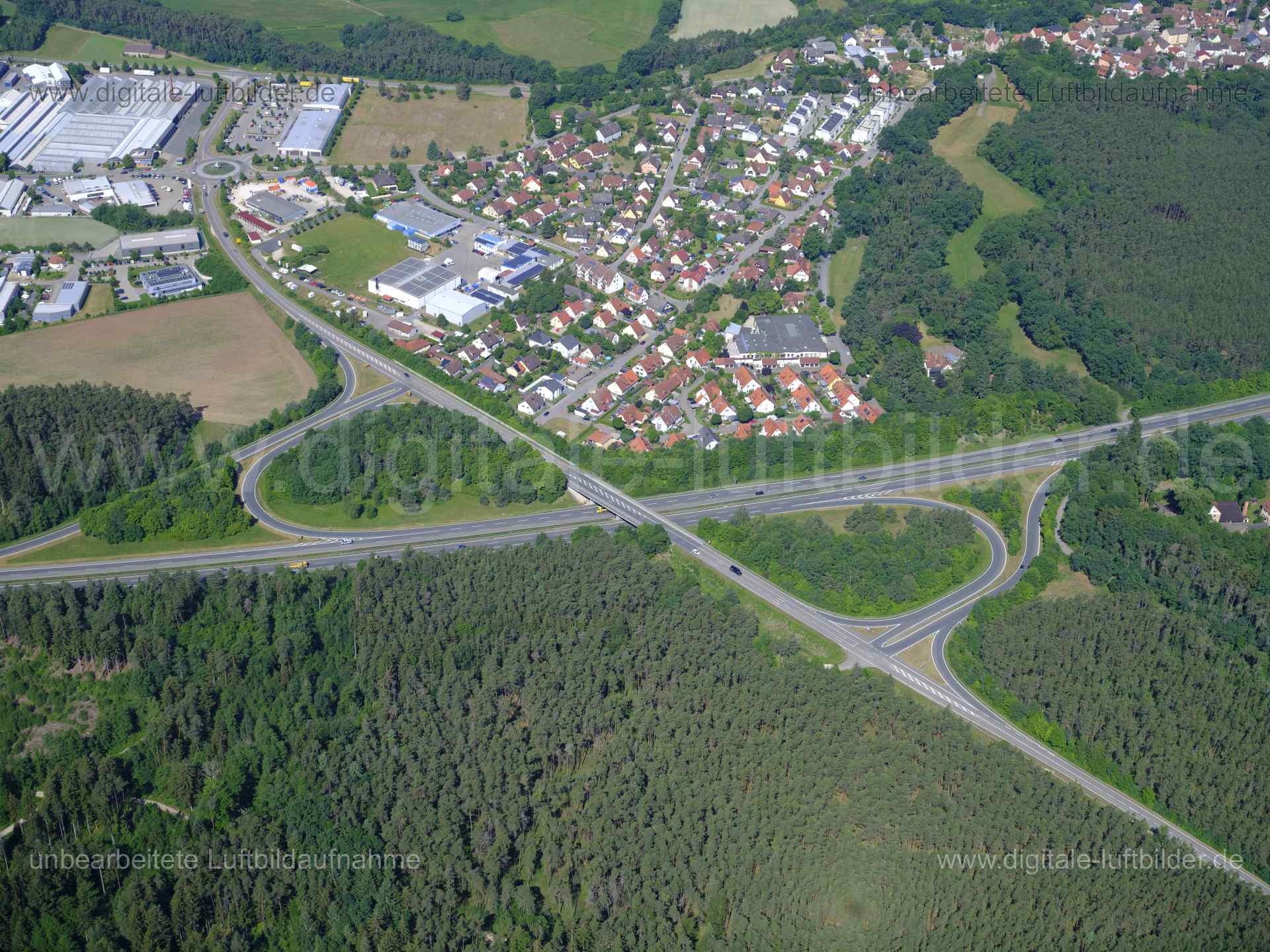Titel: Rednitzhembach, Bildnummer: f480520, Ort / Stadt: Roth, (Land)Kreis: Landkreis Roth, Regierungsbezirk: Mittelfranken, Bundesland: Bayern, Aufnahmedatum: 14.06.2022, Schlagwörter: Luftbild, Luftbilder, Luftbildfotografie, Luftaufnahme, Luftbildaufnahme, Luftfoto, Luftbildarchiv, Luftbildsuche, Vogelperspektive, Vogelansicht, Deutschland, , Bundesstraße B2, Rednitzhembach, Monat: Juni, Jahreszeit: Sommer, Tageszeit: Vormittag / Mittag, Jahr: 2022, Flug ID: 20220614, Bildstatus: unbearbeitet