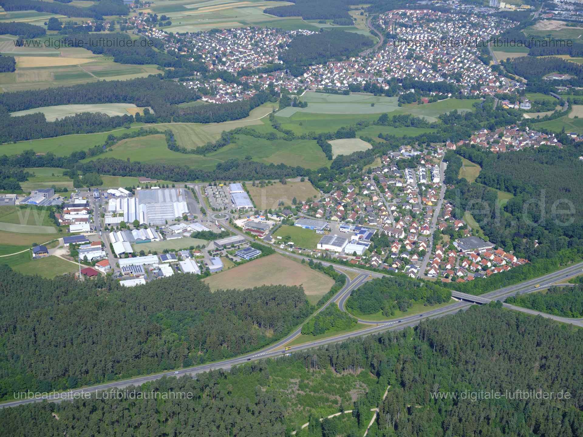 Titel: Rednitzhembach, Bildnummer: f480530, Ort / Stadt: Roth, (Land)Kreis: Landkreis Roth, Regierungsbezirk: Mittelfranken, Bundesland: Bayern, Aufnahmedatum: 14.06.2022, Schlagwörter: Luftbild, Luftbilder, Luftbildfotografie, Luftaufnahme, Luftbildaufnahme, Luftfoto, Luftbildarchiv, Luftbildsuche, Vogelperspektive, Vogelansicht, Deutschland, , Bundesstraße B2, Rednitzhembach, Monat: Juni, Jahreszeit: Sommer, Tageszeit: Vormittag / Mittag, Jahr: 2022, Flug ID: 20220614, Bildstatus: unbearbeitet