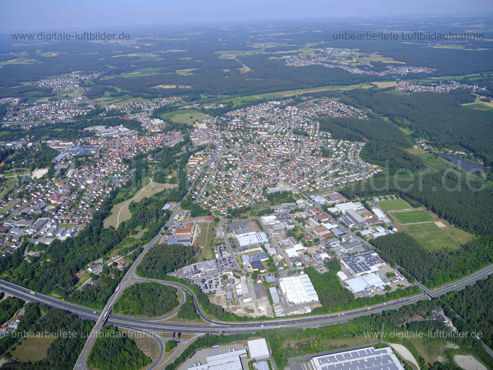 Titel: Roth, Bildnummer: f480570, Ort / Stadt: Roth, (Land)Kreis: Landkreis Roth, Regierungsbezirk: Mittelfranken, Bundesland: Bayern, Aufnahmedatum: 14.06.2022, Schlagwörter: Luftbild, Luftbilder, Luftbildfotografie, Luftaufnahme, Luftbildaufnahme, Luftfoto, Luftbildarchiv, Luftbildsuche, Vogelperspektive, Vogelansicht, Deutschland, , Roth, Panorama, Himmel, Horizont, Gewerbegebiet, Fiege Logistik, Monat: Juni, Jahreszeit: Sommer, Tageszeit: Vormittag / Mittag, Jahr: 2022, Flug ID: 20220614, Bi