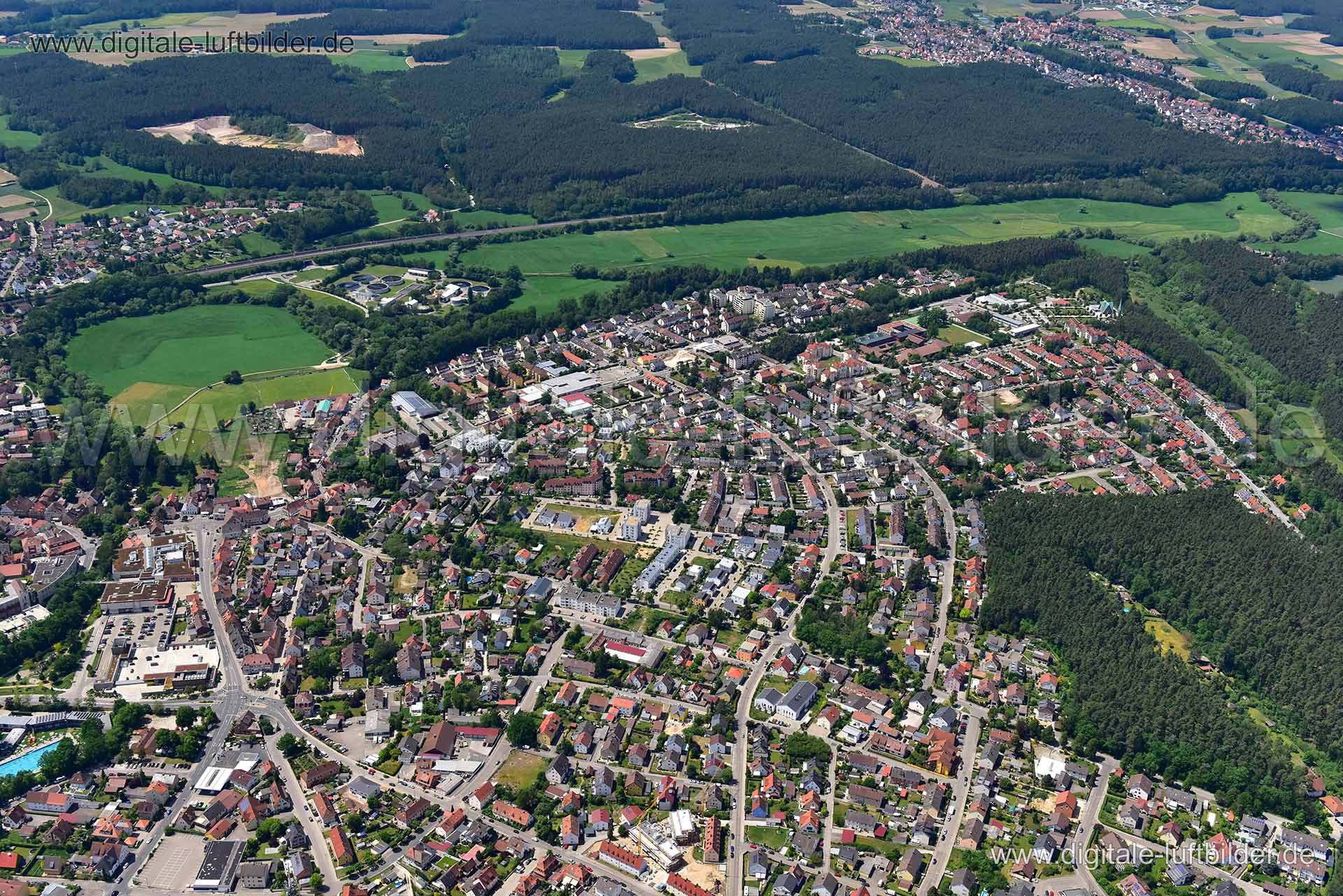 Titel: Roth, Bildnummer: n292550, Ort / Stadt: Roth, (Land)Kreis: kreisfreie Stadt Roth, Regierungsbezirk: Mittelfranken, Bundesland: Bayern, Aufnahmedatum: 02.06.2019, Schlagwörter: Luftbild, Luftbilder, Luftbildfotografie, Luftaufnahme, Luftbildaufnahme, Luftfoto, Vogelperspektive, Vogelansicht, Deutschland, Schräg- und Senkrecht-Luftaufnahmen, Orthofotografie, 91154, Karl-Bröger-Weg, Egerlandstraße, Willy-Supf-Platz, Allersberger Straße, Münchener Straße, Bahnhofstraße, Ziegelgasse, Hauptstra