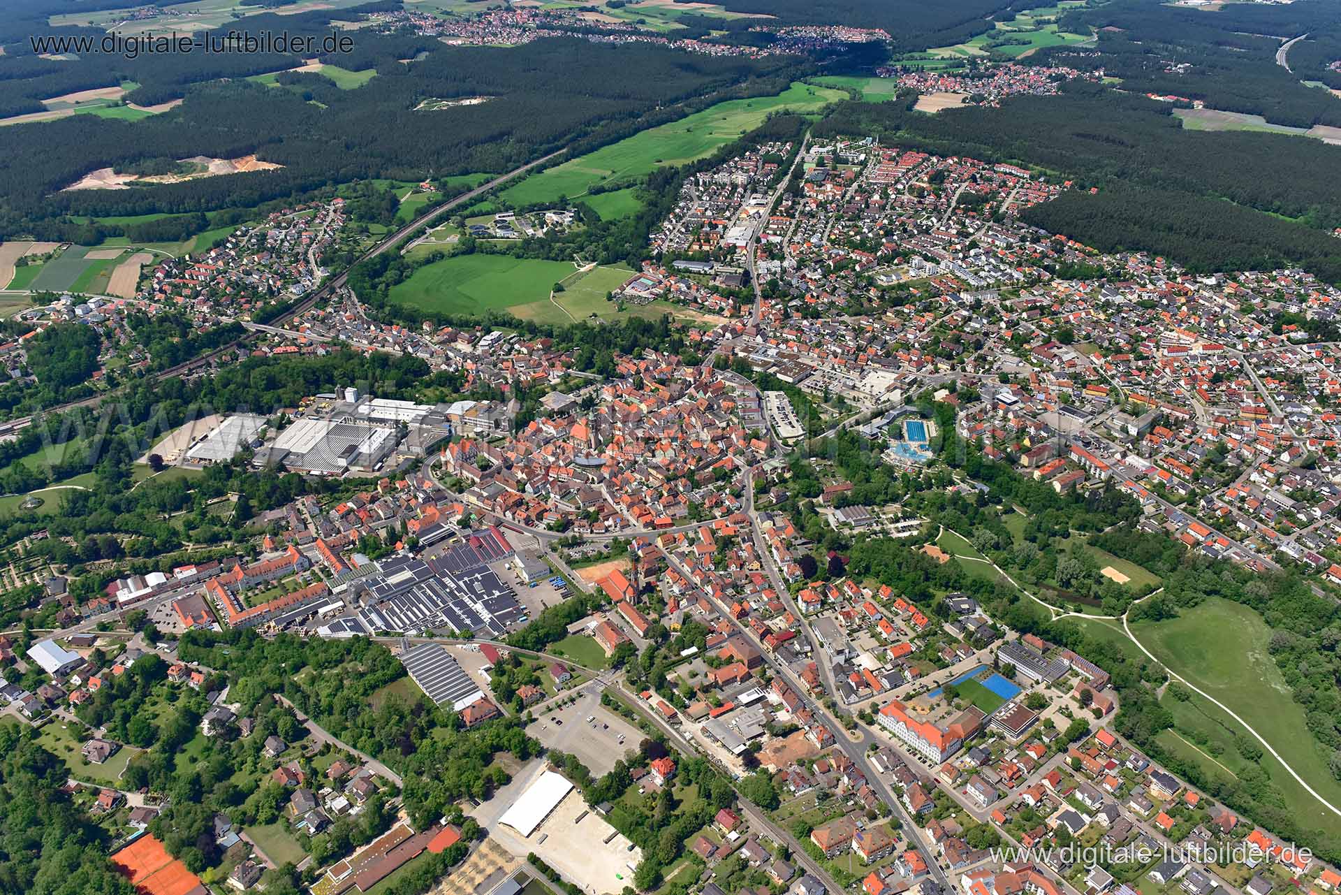 Titel: Roth, Bildnummer: n292610, Ort / Stadt: Roth, (Land)Kreis: kreisfreie Stadt Roth, Regierungsbezirk: Mittelfranken, Bundesland: Bayern, Aufnahmedatum: 02.06.2019, Schlagwörter: Luftbild, Luftbilder, Luftbildfotografie, Luftaufnahme, Luftbildaufnahme, Luftfoto, Vogelperspektive, Vogelansicht, Deutschland, Schräg- und Senkrecht-Luftaufnahmen, Orthofotografie, Mittelfranken, 91154, Roth, Monat: Juni, Jahreszeit: Sommer, Tageszeit: Mittag / Nachmittag, Jahr: 2019, Flug ID: 20190602, Bildstatus
