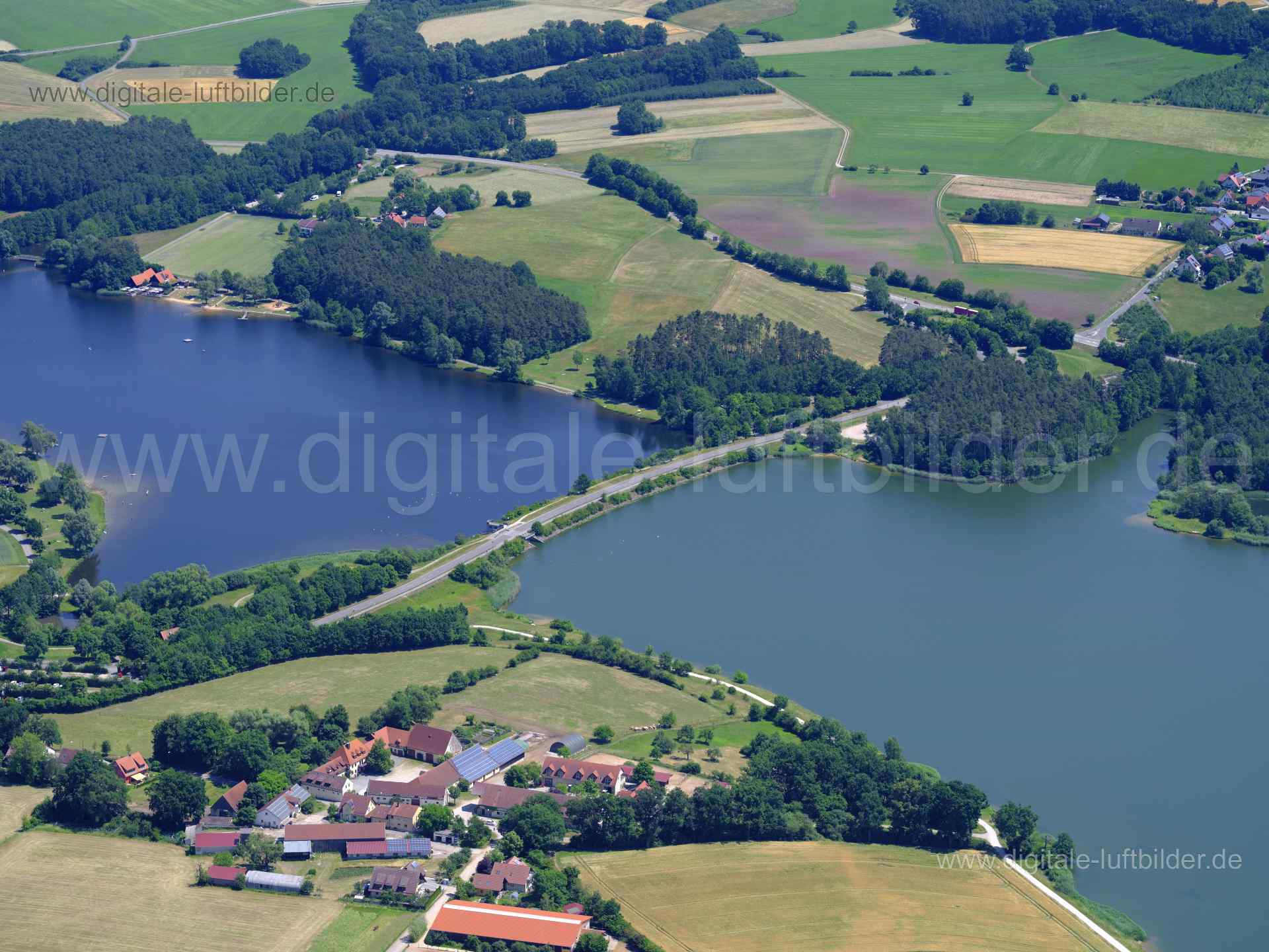 Titel: Rothsee, Bildnummer: f484280, Ort / Stadt: Roth, (Land)Kreis: Landkreis Roth, Regierungsbezirk: Mittelfranken, Bundesland: Bayern, Aufnahmedatum: 14.06.2022, Schlagwörter: Luftbild, Luftbilder, Luftbildfotografie, Luftaufnahme, Luftbildaufnahme, Luftfoto, Vogelperspektive, Vogelansicht, Deutschland, , Rothsee, Rothsee Vorsperre, Gewässer, See, Zwiefelhof, Monat: Juni, Jahreszeit: Sommer, Tageszeit: Vormittag / Mittag, Jahr: 2022, Flug ID: 20220614, Bildstatus: farblich angepasst, Bildabme