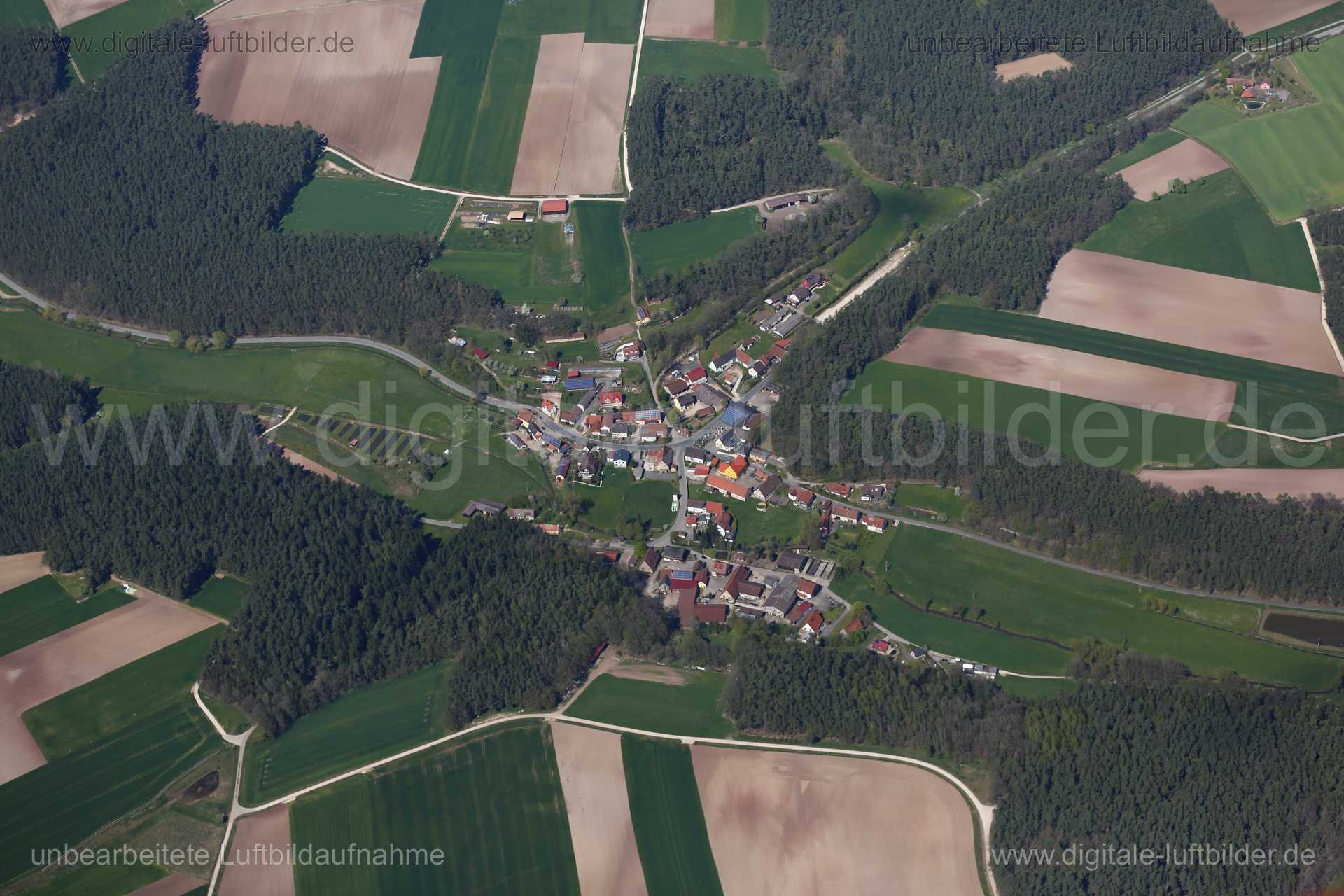 Titel: Rudelsdorf, Bildnummer: c214090, Ort / Stadt: Roth, (Land)Kreis: Landkreis Roth, Regierungsbezirk: Mittelfranken, Bundesland: Bayern, Aufnahmedatum: 04.05.2016, Schlagwörter: Luftbild, Luftbilder, Luftbildfotografie, Luftaufnahme, Luftbildaufnahme, Luftfoto, Vogelperspektive, Vogelansicht, Deutschland, Schräg- und Senkrecht-Luftaufnahmen, Orthofotografie, Rudelsdorf, Monat: Mai, Jahreszeit: Sommer, Tageszeit: Mittag / Nachmittag, Jahr: 2016, Flug ID: 20160504, Bildstatus: unbearbeitetes R