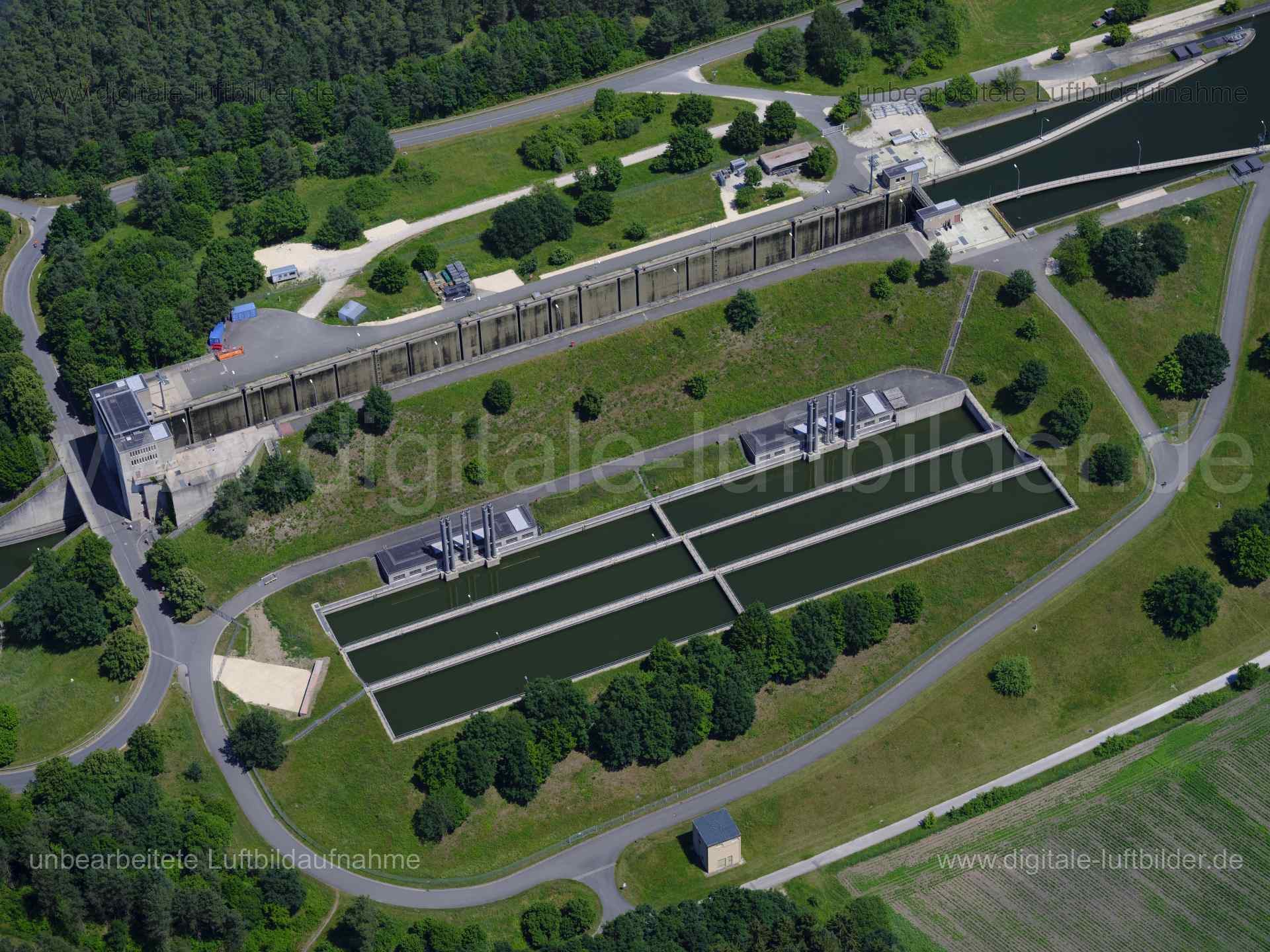Titel: Schleuse Eckersmühlen, Bildnummer: f484230, Ort / Stadt: Roth, (Land)Kreis: Landkreis Roth, Regierungsbezirk: Mittelfranken, Bundesland: Bayern, Aufnahmedatum: 14.06.2022, Schlagwörter: Luftbild, Luftbilder, Luftbildfotografie, Luftaufnahme, Luftbildaufnahme, Luftfoto, Luftbildarchiv, Luftbildsuche, Vogelperspektive, Vogelansicht, Deutschland, , Schleuse Eckersmühlen, Main-Donau-Kanal, Schleuse, Wasserbecken, Monat: Juni, Jahreszeit: Sommer, Tageszeit: Vormittag / Mittag, Jahr: 2022, Flug