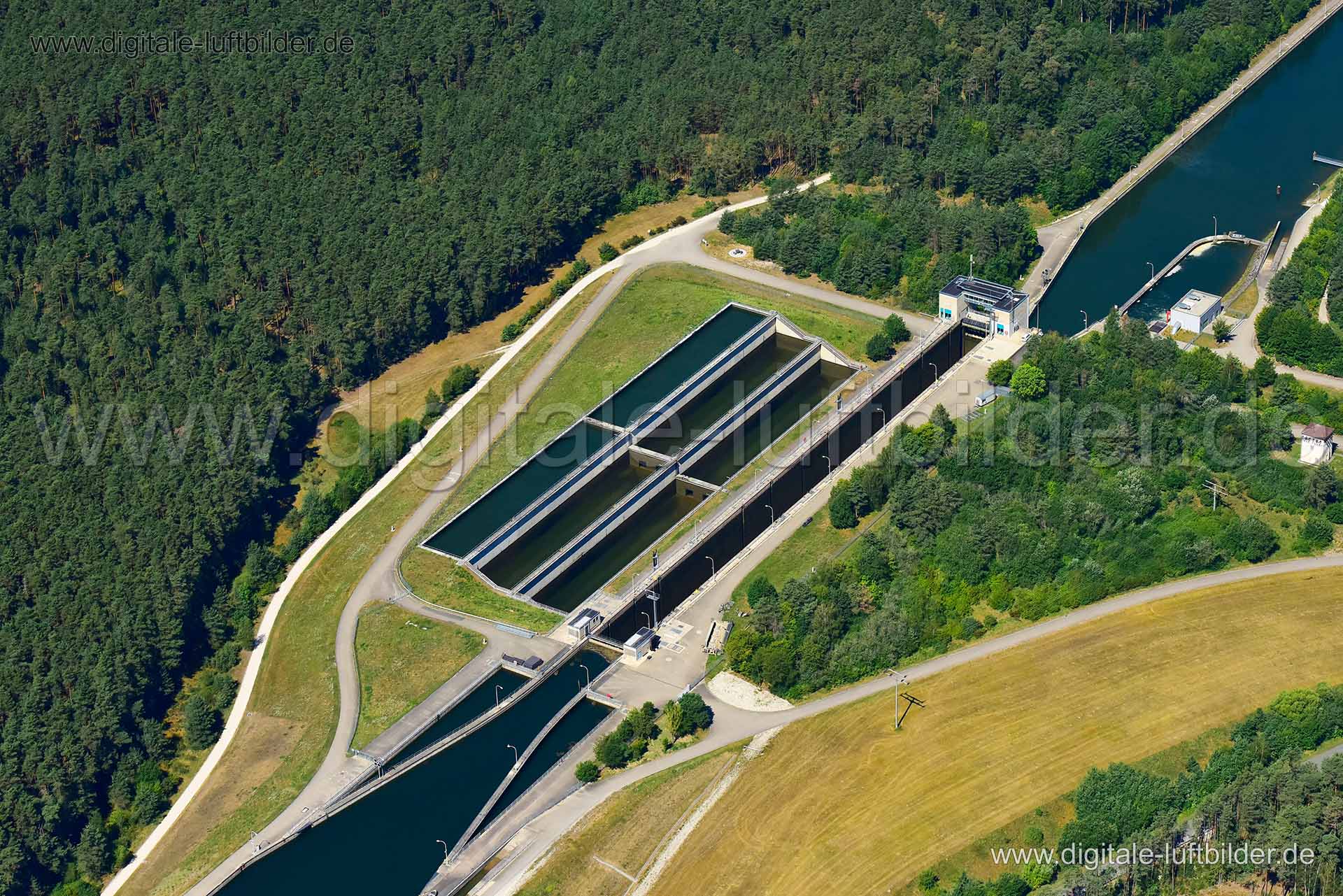 Titel: Schleuse Leerstetten, Bildnummer: n320680, Ort / Stadt: Roth, (Land)Kreis: Landkreis Roth, Regierungsbezirk: Mittelfranken, Bundesland: Bayern, Aufnahmedatum: 24.07.2019, Schlagwörter: Luftbild, Luftbilder, Luftbildfotografie, Luftaufnahme, Luftbildaufnahme, Luftfoto, Vogelperspektive, Vogelansicht, Deutschland, Schräg- und Senkrecht-Luftaufnahmen, Orthofotografie, Schleuse, Leerstetten, Main-Donau-Kanal, Gewässer, Schleuse Leerstetten, Monat: Juli, Jahreszeit: Sommer, Tageszeit: Mittag /