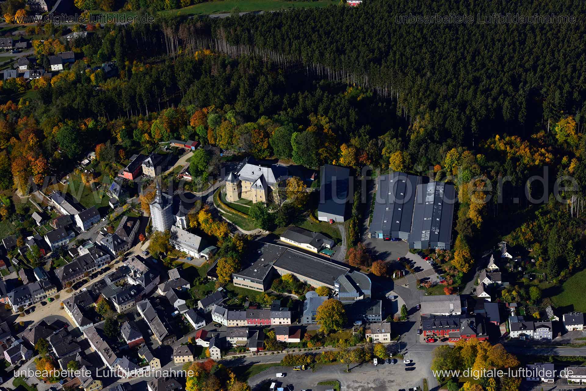 Titel: Feuerwehrmuseum, Bildnummer: n350990, Ort / Stadt: Schauenstein, (Land)Kreis: Landkreis Hof, Regierungsbezirk: Oberfranken, Bundesland: Bayern, Aufnahmedatum: 14.10.2019, Schlagwörter: Luftbild, Luftbilder, Luftbildfotografie, Luftaufnahme, Luftbildaufnahme, Luftfoto, Vogelperspektive, Vogelansicht, Deutschland, Schräg- und Senkrecht-Luftaufnahmen, Orthofotografie, Feuerwehrmuseum, Burgen & Schlösser, Feuerwehr, Feuerwache, Monat: Oktober, Jahreszeit: Herbst, Tageszeit: Mittag / Nachmitta