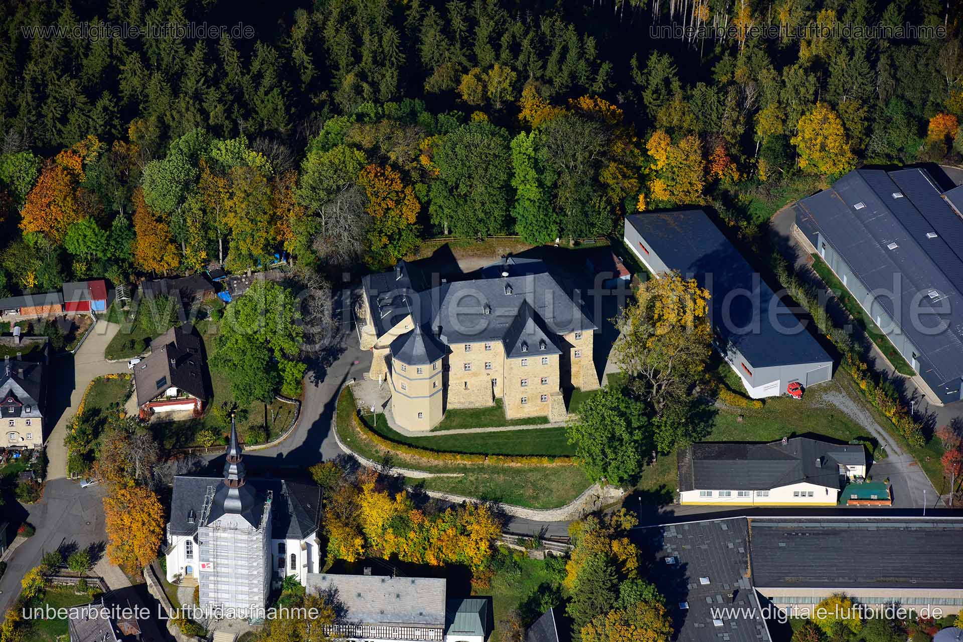 Titel: Feuerwehrmuseum, Bildnummer: n351010, Ort / Stadt: Schauenstein, (Land)Kreis: Landkreis Hof, Regierungsbezirk: Oberfranken, Bundesland: Bayern, Aufnahmedatum: 14.10.2019, Schlagwörter: Luftbild, Luftbilder, Luftbildfotografie, Luftaufnahme, Luftbildaufnahme, Luftfoto, Vogelperspektive, Vogelansicht, Deutschland, Schräg- und Senkrecht-Luftaufnahmen, Orthofotografie, Feuerwehrmuseum, Burgen & Schlösser, Feuerwehr, Feuerwache, Monat: Oktober, Jahreszeit: Herbst, Tageszeit: Mittag / Nachmitta