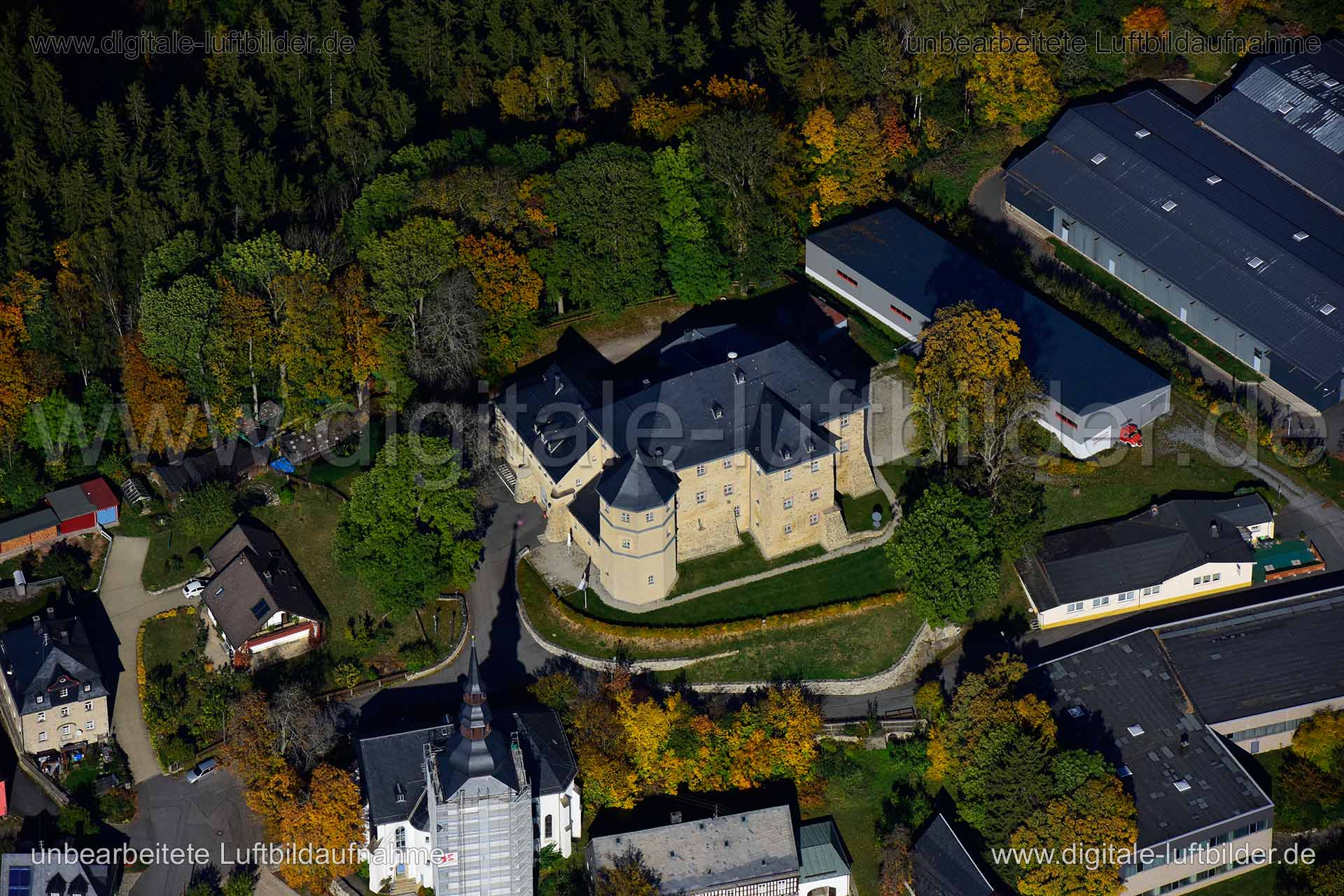 Titel: Feuerwehrmuseum, Bildnummer: n351020, Ort / Stadt: Schauenstein, (Land)Kreis: Landkreis Hof, Regierungsbezirk: Oberfranken, Bundesland: Bayern, Aufnahmedatum: 14.10.2019, Schlagwörter: Luftbild, Luftbilder, Luftbildfotografie, Luftaufnahme, Luftbildaufnahme, Luftfoto, Vogelperspektive, Vogelansicht, Deutschland, Schräg- und Senkrecht-Luftaufnahmen, Orthofotografie, Feuerwehrmuseum, Burgen & Schlösser, Feuerwehr, Feuerwache, Monat: Oktober, Jahreszeit: Herbst, Tageszeit: Mittag / Nachmitta