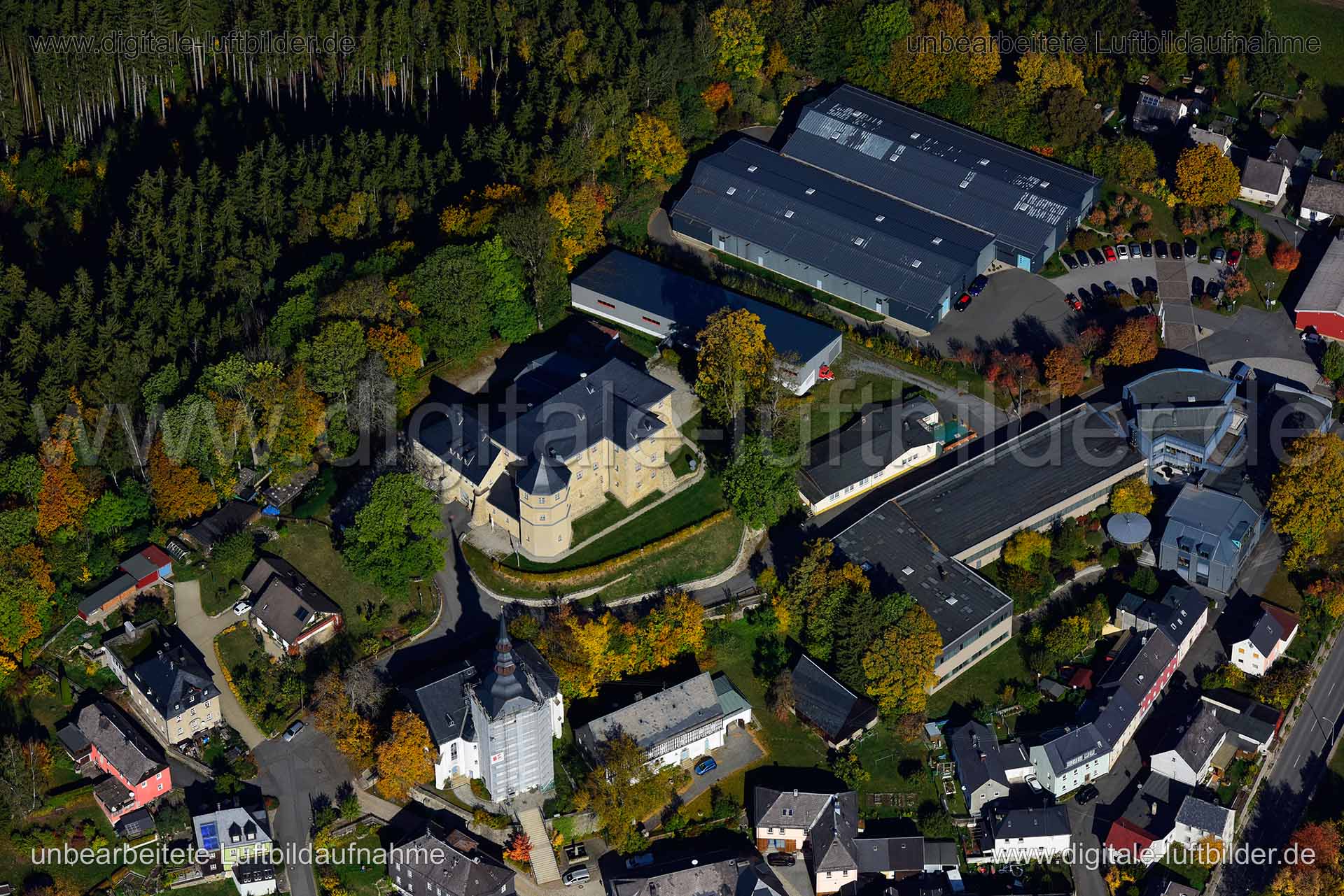 Titel: Feuerwehrmuseum, Bildnummer: n351030, Ort / Stadt: Schauenstein, (Land)Kreis: Landkreis Hof, Regierungsbezirk: Oberfranken, Bundesland: Bayern, Aufnahmedatum: 14.10.2019, Schlagwörter: Luftbild, Luftbilder, Luftbildfotografie, Luftaufnahme, Luftbildaufnahme, Luftfoto, Vogelperspektive, Vogelansicht, Deutschland, Schräg- und Senkrecht-Luftaufnahmen, Orthofotografie, Feuerwehrmuseum, Burgen & Schlösser, Feuerwehr, Feuerwache, Monat: Oktober, Jahreszeit: Herbst, Tageszeit: Mittag / Nachmitta