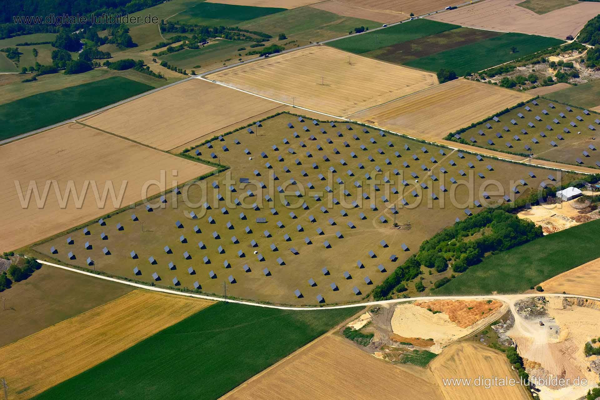 Titel: Photovoltaikanlage, Bildnummer: n322650, Ort / Stadt: Schernfeld, (Land)Kreis: Landkreis Eichstätt, Regierungsbezirk: Oberbayern, Bundesland: Bayern, Aufnahmedatum: 24.07.2019, Schlagwörter: Luftbild, Luftbilder, Luftbildfotografie, Luftaufnahme, Luftbildaufnahme, Luftfoto, Vogelperspektive, Vogelansicht, Deutschland, Schräg- und Senkrecht-Luftaufnahmen, Orthofotografie, Photovoltaikanlage, Solaranlage, Stromgewinnung, Photovoltaik, Solar, Erneuerbare Energie, Monat: Juli, Jahreszeit: Som