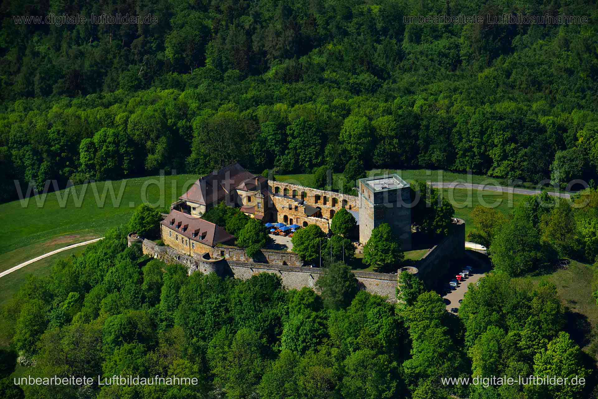 Titel: Giechburg, Bildnummer: n266760, Ort / Stadt: Scheßlitz, (Land)Kreis: Landkreis Bamberg, Regierungsbezirk: Oberfranken, Bundesland: Bayern, Aufnahmedatum: 06.05.2018, Schlagwörter: Luftbild, Luftbilder, Luftbildfotografie, Luftaufnahme, Luftbildaufnahme, Luftfoto, Vogelperspektive, Vogelansicht, Deutschland, Schräg- und Senkrecht-Luftaufnahmen, Orthofotografie, 96110, Burg, Schloss, Burgen & Schlösser, Festung, Mittelalter, Giechburg, Monat: Mai, Jahreszeit: Sommer, Tageszeit: Mittag / Nac