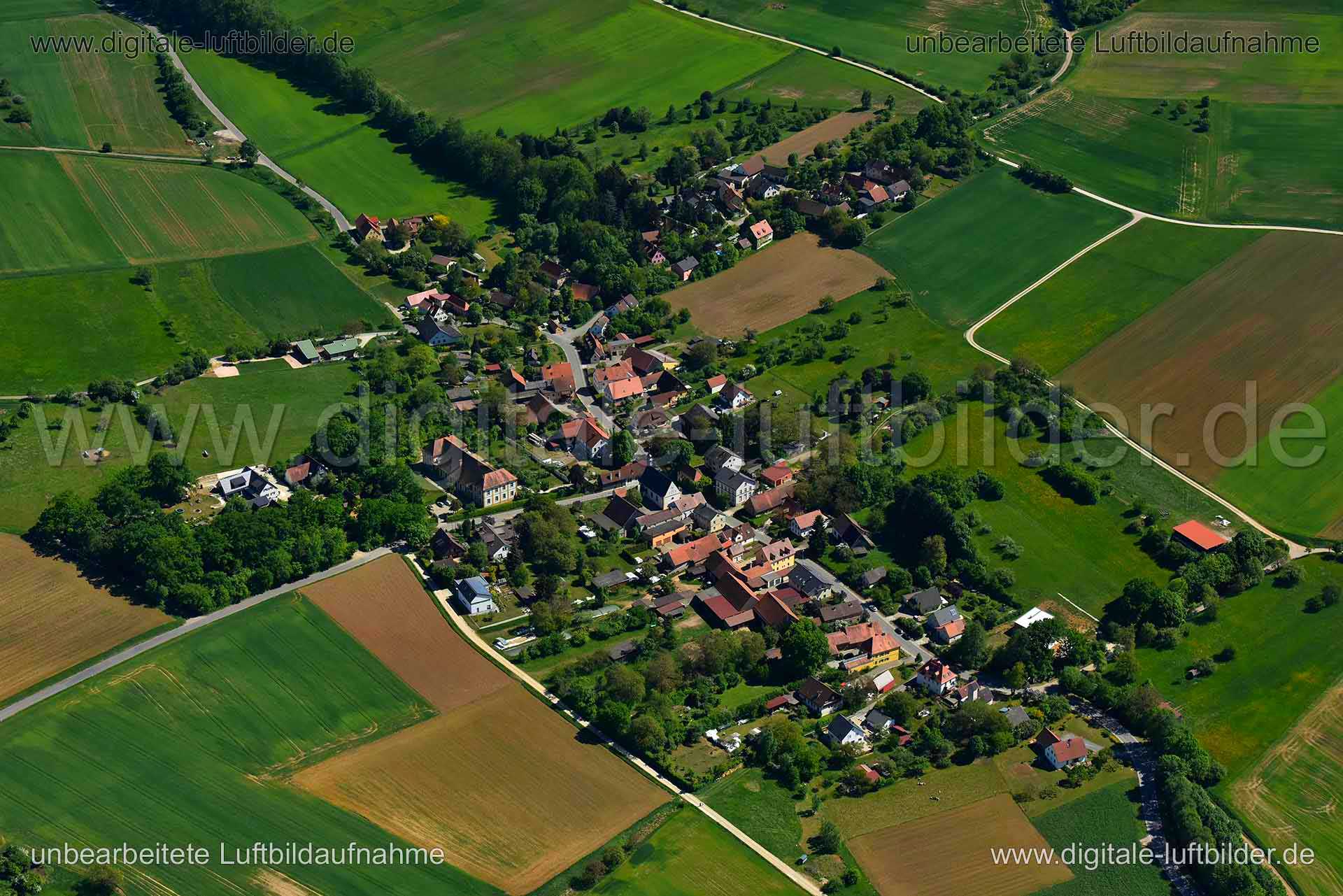 Titel: Peulendorf, Bildnummer: n266670, Ort / Stadt: Scheßlitz, (Land)Kreis: Landkreis Bamberg, Regierungsbezirk: Oberfranken, Bundesland: Bayern, Aufnahmedatum: 06.05.2018, Schlagwörter: Luftbild, Luftbilder, Luftbildfotografie, Luftaufnahme, Luftbildaufnahme, Luftfoto, Vogelperspektive, Vogelansicht, Deutschland, Schräg- und Senkrecht-Luftaufnahmen, Orthofotografie, Peulendorf, Monat: Mai, Jahreszeit: Sommer, Tageszeit: Mittag / Nachmittag, Jahr: 2018, Flug ID: 20180506, Bildstatus: unbearbeit