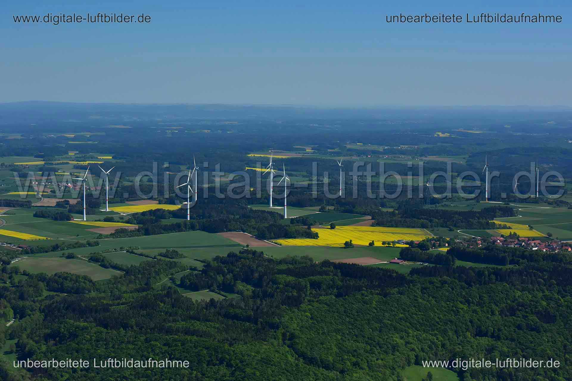 Titel: Windradpanorama, Bildnummer: n266890, Ort / Stadt: Scheßlitz, (Land)Kreis: Landkreis Bamberg, Regierungsbezirk: Oberfranken, Bundesland: Bayern, Aufnahmedatum: 06.05.2018, Schlagwörter: Luftbild, Luftbilder, Luftbildfotografie, Luftaufnahme, Luftbildaufnahme, Luftfoto, Vogelperspektive, Vogelansicht, Deutschland, Schräg- und Senkrecht-Luftaufnahmen, Orthofotografie, Windradpanorama, Windräder, Panorama, Horizont, Himmel, Energiegewinnung, Monat: Mai, Jahreszeit: Sommer, Tageszeit: Mittag