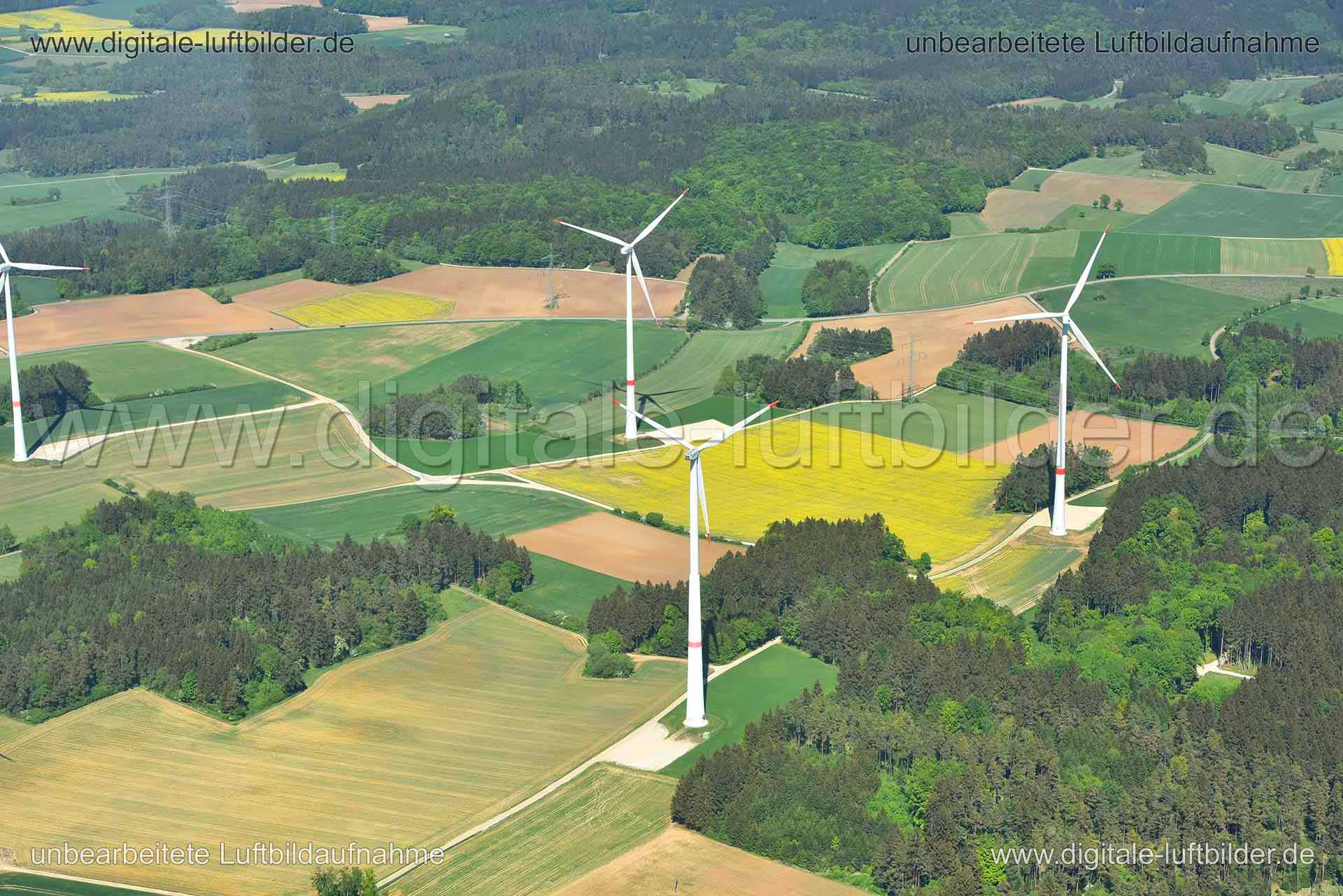 Titel: Windräder, Bildnummer: n266940, Ort / Stadt: Scheßlitz, (Land)Kreis: Landkreis Bamberg, Regierungsbezirk: Oberfranken, Bundesland: Bayern, Aufnahmedatum: 06.05.2018, Schlagwörter: Luftbild, Luftbilder, Luftbildfotografie, Luftaufnahme, Luftbildaufnahme, Luftfoto, Vogelperspektive, Vogelansicht, Deutschland, Schräg- und Senkrecht-Luftaufnahmen, Orthofotografie, Windradpanorama, Windräder, Windrad, Panorama, Horizont, Energiegewinnung, Monat: Mai, Jahreszeit: Sommer, Tageszeit: Mittag / Nac