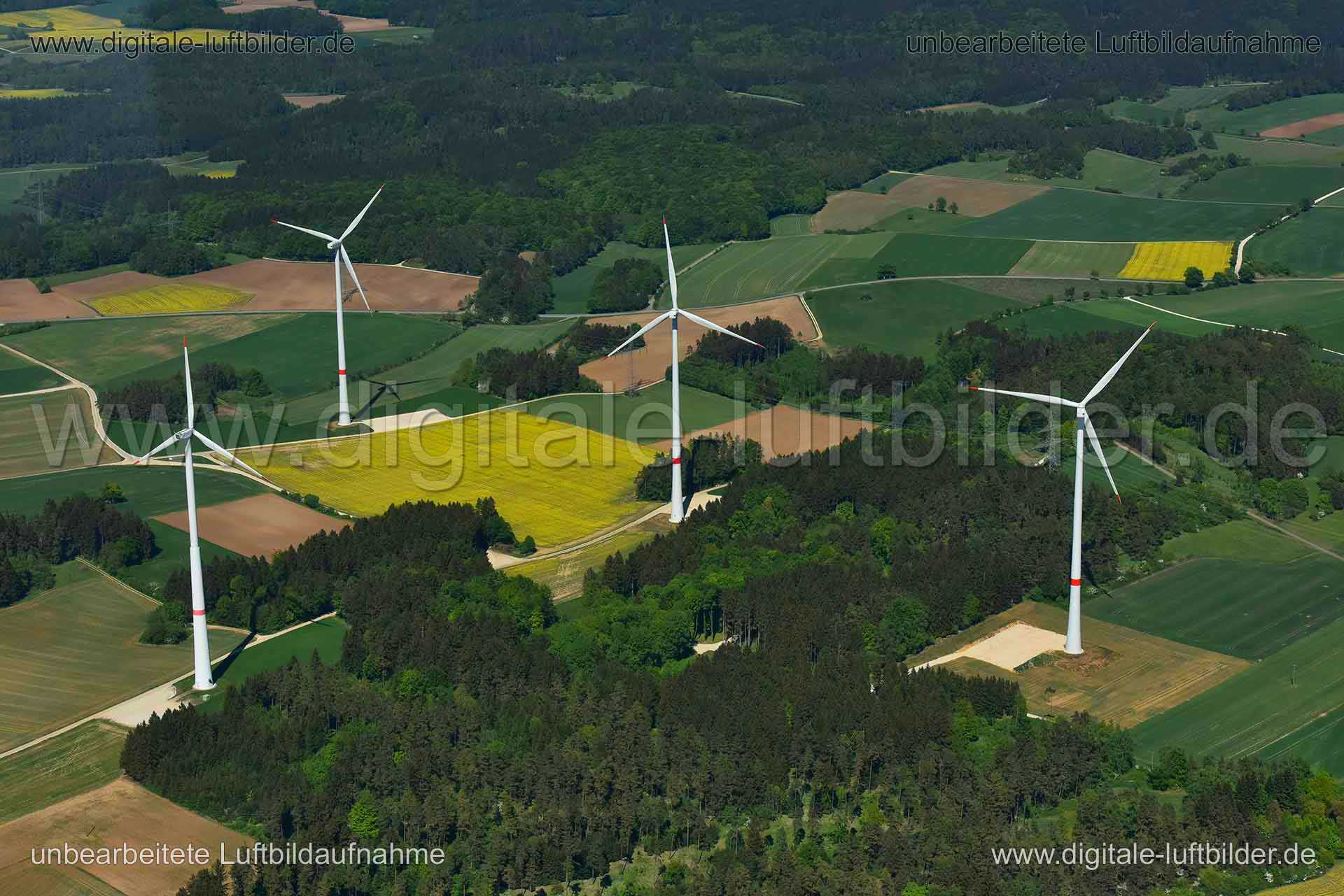Titel: Windräder, Bildnummer: n266950, Ort / Stadt: Scheßlitz, (Land)Kreis: Landkreis Bamberg, Regierungsbezirk: Oberfranken, Bundesland: Bayern, Aufnahmedatum: 06.05.2018, Schlagwörter: Luftbild, Luftbilder, Luftbildfotografie, Luftaufnahme, Luftbildaufnahme, Luftfoto, Vogelperspektive, Vogelansicht, Deutschland, Schräg- und Senkrecht-Luftaufnahmen, Orthofotografie, Windradpanorama, Windräder, Windrad, Panorama, Horizont, Energiegewinnung, Monat: Mai, Jahreszeit: Sommer, Tageszeit: Mittag / Nac