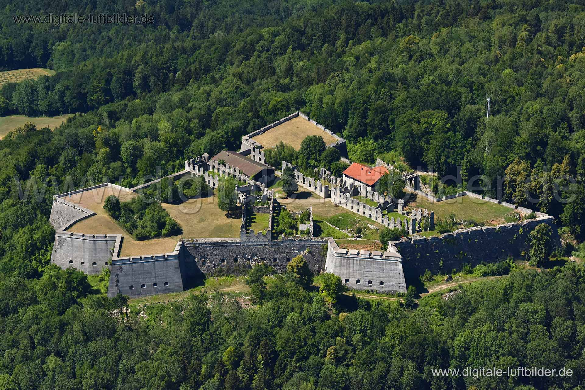 Titel: Festung Rothenberg, Bildnummer: n275510, Ort / Stadt: Schnaittach, (Land)Kreis: Landkreis Nürnberger Land, Regierungsbezirk: Mittelfranken, Bundesland: Bayern, Aufnahmedatum: 30.06.2018, Schlagwörter: Luftbild, Luftbilder, Luftbildfotografie, Luftaufnahme, Luftbildaufnahme, Luftfoto, Vogelperspektive, Vogelansicht, Deutschland, Schräg- und Senkrecht-Luftaufnahmen, Orthofotografie, 91220, Festungsruine Rothenberg, Festung, Wehranlage, Schutzwall, Wall, Abwehranlage, Mauer, Mauern, Burgen &