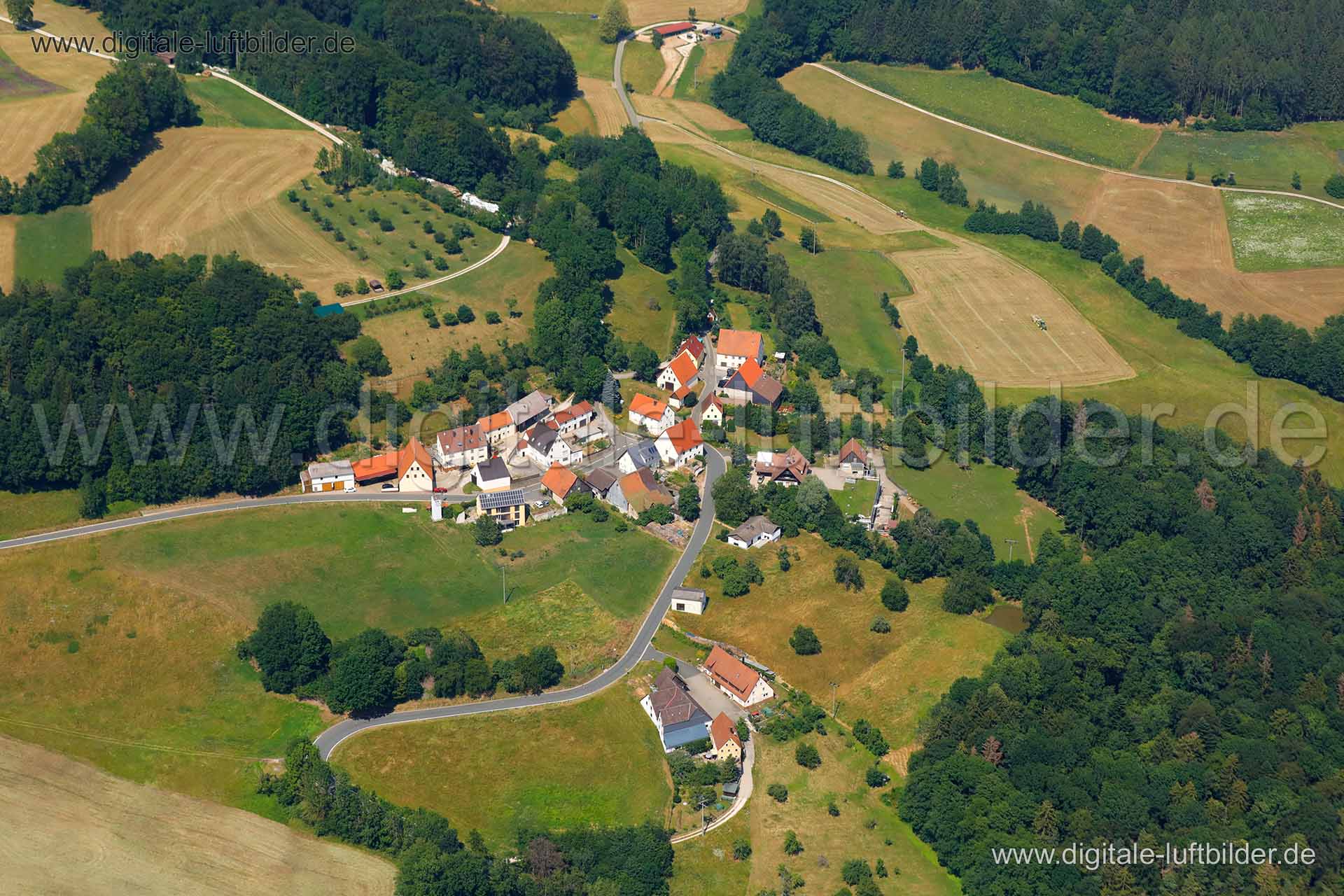 Titel: Rabenshof, Bildnummer: c313910, Ort / Stadt: Schnaittach, (Land)Kreis: Landkreis Nürnberger Land, Regierungsbezirk: Mittelfranken, Bundesland: Bayern, Aufnahmedatum: 26.06.2019, Schlagwörter: Luftbild, Luftbilder, Luftbildfotografie, Luftaufnahme, Luftbildaufnahme, Luftfoto, Vogelperspektive, Vogelansicht, Deutschland, Schräg- und Senkrecht-Luftaufnahmen, Orthofotografie, Rabenshof, Dorf, Monat: Juni, Jahreszeit: Sommer, Tageszeit: Mittag / Nachmittag, Jahr: 2019, Flug ID: 20190626, Bilds