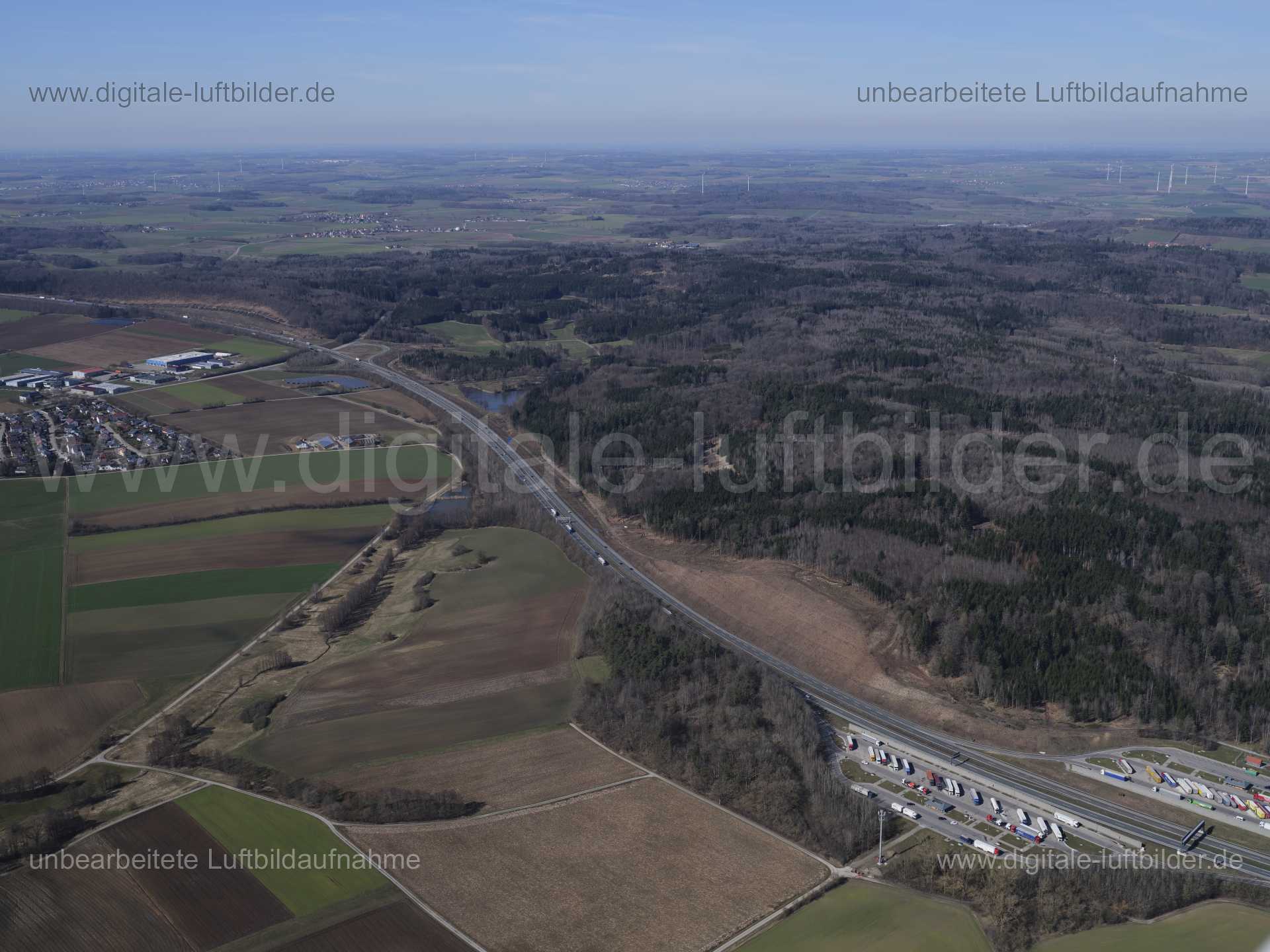 Titel: Schnelldorf, Bildnummer: f400480, Ort / Stadt: Schnelldorf, (Land)Kreis: Landkreis Ansbach, Regierungsbezirk: Mittelfranken, Bundesland: Bayern, Aufnahmedatum: 06.03.2021, Schlagwörter: Luftbild, Luftbilder, Luftbildfotografie, Luftaufnahme, Luftbildaufnahme, Luftfoto, Vogelperspektive, Vogelansicht, Deutschland, Schräg- und Senkrecht-Luftaufnahmen, Orthofotografie, Autobahn, Autobahn A6, BAB 6, Autobahn A6, Schnelldorf, Himmel. Panorama, Horizont, Monat: März, Jahreszeit: Winter, Tagesze