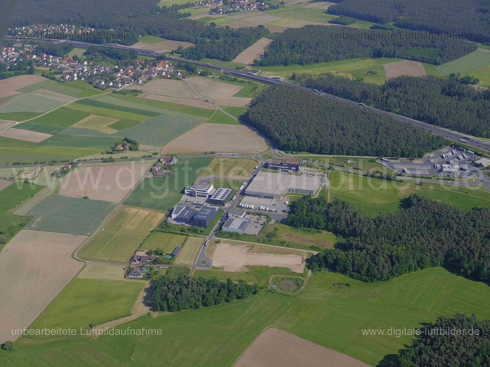 Luftbild - bei Schwabach, Ort: Schwabach, Tags: Gewerbehalle, Autobahn A6, BAB 6, Autobahn, ...