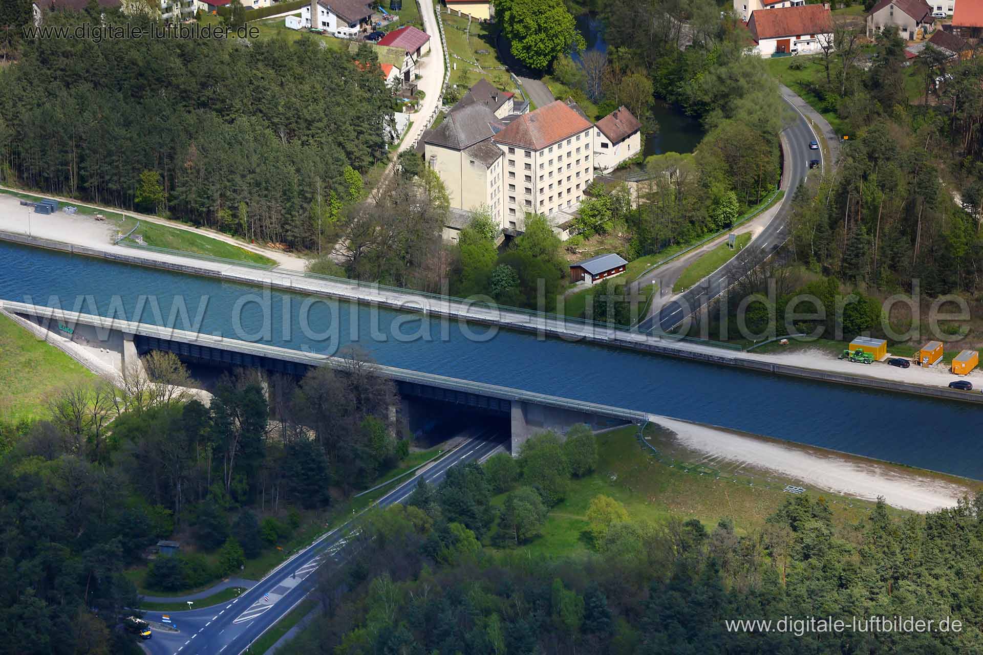 Titel: Kanalbrücke Neuses, Bildnummer: c213790, Ort / Stadt: Schwabach, (Land)Kreis: kreisfreie Stadt Schwabach, Regierungsbezirk: Mittelfranken, Bundesland: Bayern, Aufnahmedatum: 04.05.2016, Schlagwörter: Luftbild, Luftbilder, Luftbildfotografie, Luftaufnahme, Luftbildaufnahme, Luftfoto, Vogelperspektive, Vogelansicht, Deutschland, Schräg- und Senkrecht-Luftaufnahmen, Orthofotografie, Kanalbrücke, Neuses, Penzendorfer Straße, Main-Donau-Kanal, Gewässer, Kanalbrücke Neuses, Monat: Mai, Jahresze