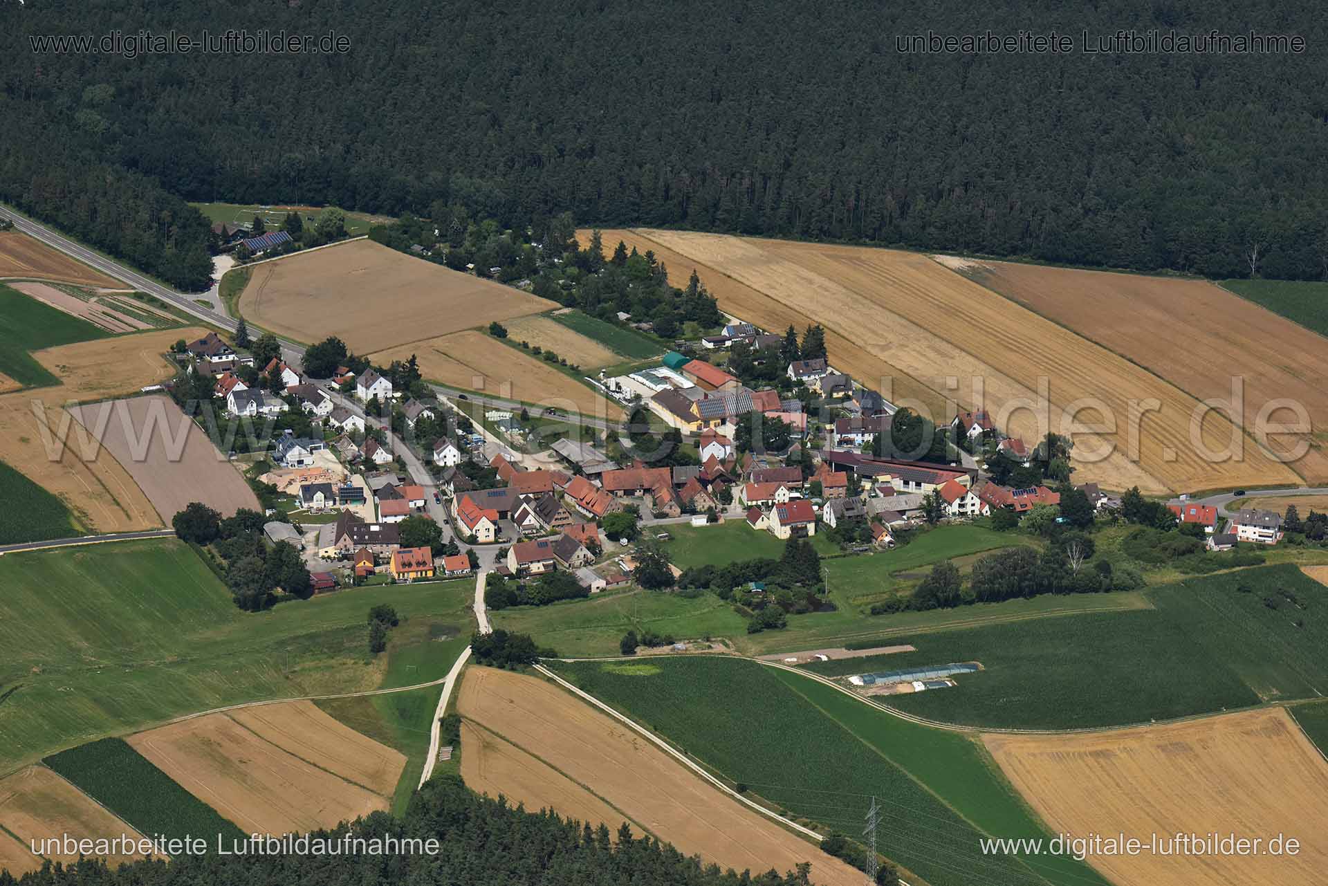 Titel: Obermainbach, Bildnummer: n273660, Ort / Stadt: Schwabach, (Land)Kreis: kreisfreie Stadt Schwabach, Regierungsbezirk: Mittelfranken, Bundesland: Bayern, Aufnahmedatum: 30.06.2018, Schlagwörter: Luftbild, Luftbilder, Luftbildfotografie, Luftaufnahme, Luftbildaufnahme, Luftfoto, Vogelperspektive, Vogelansicht, Deutschland, Schräg- und Senkrecht-Luftaufnahmen, Orthofotografie, Obermainbach, 91126, Ottersdorfer Straße, Monat: Juni, Jahreszeit: Sommer, Tageszeit: Mittag / Nachmittag, Jahr: 201