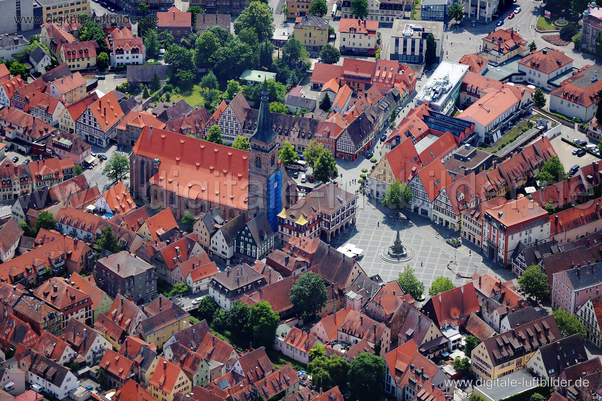 Titel: Schwabach, Bildnummer: c118230, Ort / Stadt: Schwabach, (Land)Kreis: kreisfreie Stadt Schwabach, Regierungsbezirk: Mittelfranken, Bundesland: Bayern, Aufnahmedatum: 19.06.2014, Schlagwörter: Luftbild, Luftbilder, Luftbildfotografie, Luftaufnahme, Luftbildaufnahme, Luftfoto, Vogelperspektive, Vogelansicht, Deutschland, Schräg- und Senkrecht-Luftaufnahmen, Orthofotografie, Goldstadt, Kleinstadt, Kirche, Rathaus, Schwabach, Monat: Juni, Jahreszeit: Sommer, Tageszeit: Mittag / Nachmittag, Jah