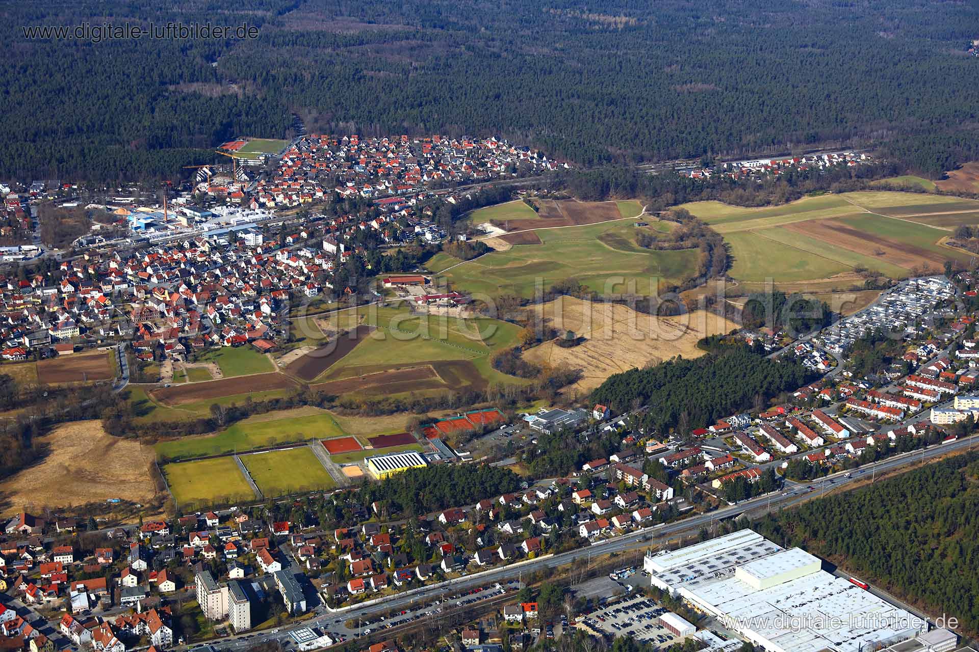 Titel: Pegnitztal Ost, Bildnummer: c253310, Ort / Stadt: Schwaig, (Land)Kreis: Landkreis Nürnberger Land, Regierungsbezirk: Mittelfranken, Bundesland: Bayern, Aufnahmedatum: 21.03.2018, Schlagwörter: Luftbild, Luftbilder, Luftbildfotografie, Luftaufnahme, Luftbildaufnahme, Luftfoto, Vogelperspektive, Vogelansicht, Deutschland, Schräg- und Senkrecht-Luftaufnahmen, Orthofotografie, Pegnitztal Ost, Schwaig, Behringersdorf, Pegnitz, Röthenbacher Straße, Sportverein Schwaig e.V., Gewässer, Monat: Mär
