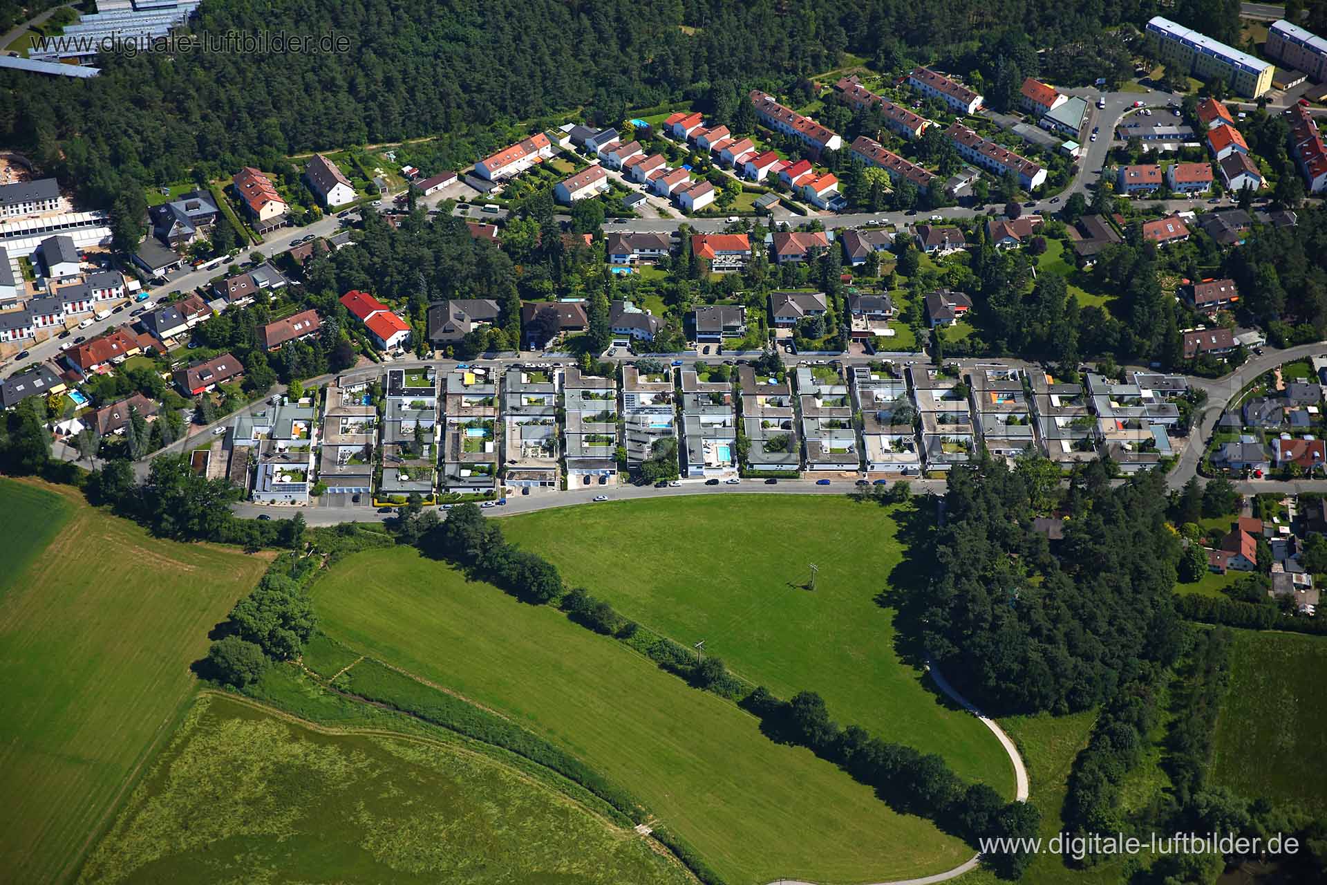 Titel: Schwaig, Bildnummer: c224250, Ort / Stadt: Schwaig, (Land)Kreis: Landkreis Nürnberger Land, Regierungsbezirk: Mittelfranken, Bundesland: Bayern, Aufnahmedatum: 23.06.2016, Schlagwörter: Luftbild, Luftbilder, Luftbildfotografie, Luftaufnahme, Luftbildaufnahme, Luftfoto, Vogelperspektive, Vogelansicht, Deutschland, Schräg- und Senkrecht-Luftaufnahmen, Orthofotografie, Händelstraße, Mittelügweg, Architektur, Brahmstraße, Max-Reger-Straße, Flachbau, Schwaig, Monat: Juni, Jahreszeit: Sommer, T