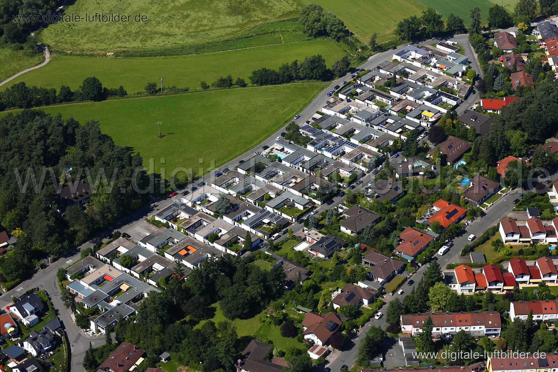 Titel: Schwaig, Bildnummer: c225450, Ort / Stadt: Schwaig, (Land)Kreis: Landkreis Nürnberger Land, Regierungsbezirk: Mittelfranken, Bundesland: Bayern, Aufnahmedatum: 23.06.2016, Schlagwörter: Luftbild, Luftbilder, Luftbildfotografie, Luftaufnahme, Luftbildaufnahme, Luftfoto, Vogelperspektive, Vogelansicht, Deutschland, Schräg- und Senkrecht-Luftaufnahmen, Orthofotografie, Mittelbügweg, Händelstraße, Flachbau, Architektur, Max-Reger-Straße, Schwaig, Monat: Juni, Jahreszeit: Sommer, Tageszeit: Mi
