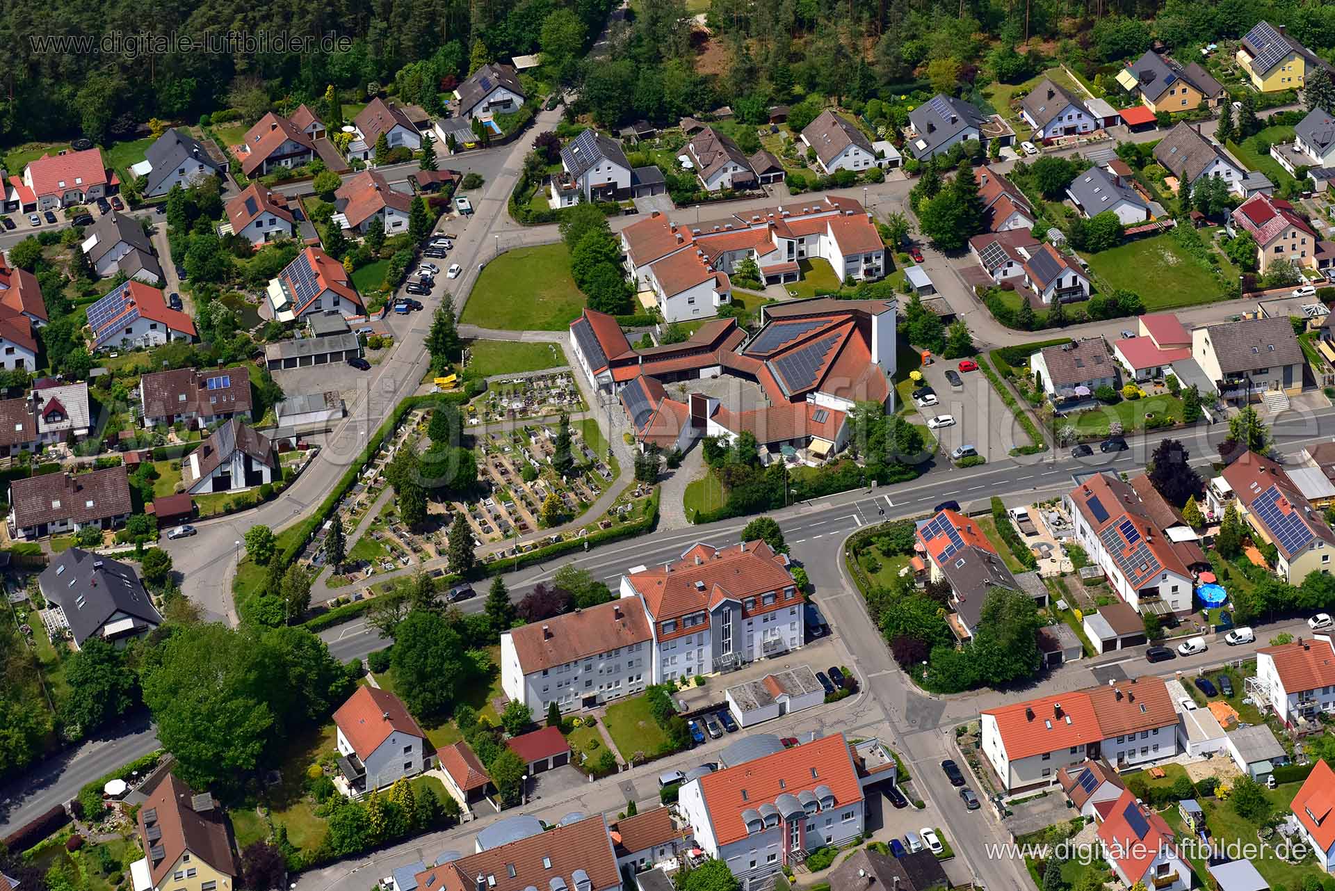 Titel: Schwanstetten, Bildnummer: n290900, Ort / Stadt: Schwand, (Land)Kreis: Landkreis Roth, Regierungsbezirk: Mittelfranken, Bundesland: Bayern, Aufnahmedatum: 02.06.2019, Schlagwörter: Luftbild, Luftbilder, Luftbildfotografie, Luftaufnahme, Luftbildaufnahme, Luftfoto, Vogelperspektive, Vogelansicht, Deutschland, Schräg- und Senkrecht-Luftaufnahmen, Orthofotografie, 90596, Schwanstetten, Harmer Weg, Architektur, Friedhof, Monat: Juni, Jahreszeit: Sommer, Tageszeit: Mittag / Nachmittag, Jahr: 2