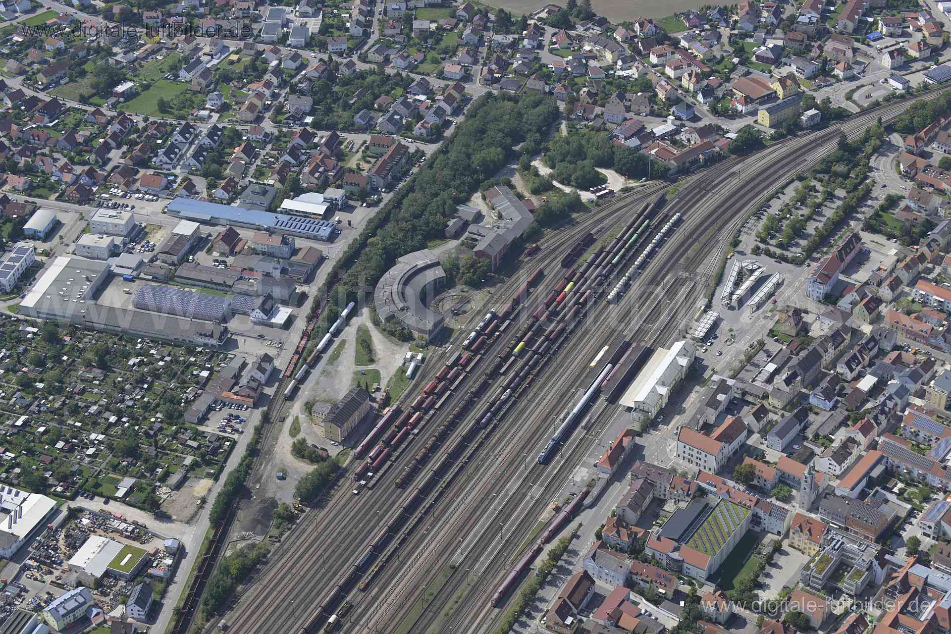 Titel: Hauptbahnhof Schwandorf, Bildnummer: n524130, Ort / Stadt: Schwandorf, (Land)Kreis: Landkreis Schwandorf, Regierungsbezirk: Oberpfalz, Bundesland: Bayern, Aufnahmedatum: 20.08.2023, Schlagwörter: Deutschland, , Hauptbahnhof, Bahnhof, Bahn, Zug, Gleis, Wagon, Zugverkehr, Schienen, Schienenverkehr, Deutsche Bahn, Ringlokschuppen, Monat: August, Jahreszeit: Sommer, Tageszeit: Vormittag / Mittag, Jahr: 2023, Flug ID: 20230820, Bildstatus: unbearbeitetes Rohbild, Bildabmessung: 8256 x 5504 Pix