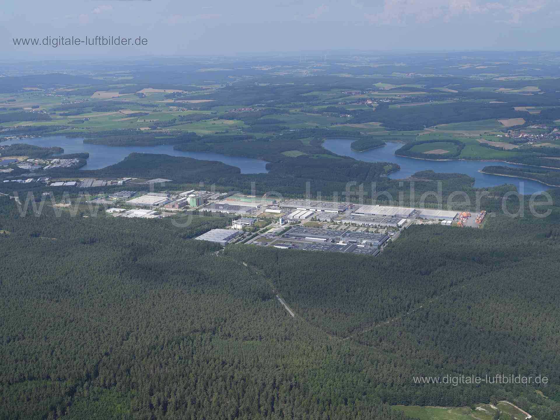 Titel: Innovationspark Wackersdorf, Bildnummer: f522270, Ort / Stadt: Schwandorf, (Land)Kreis: Landkreis Schwandorf, Regierungsbezirk: Oberpfalz, Bundesland: Bayern, Aufnahmedatum: 20.08.2023, Schlagwörter: Deutschland, , Innovationspark Wackersdorf, Panorma, Himmel, Horizont, Ausee, Brückelsee, Gewerbegebiet, Monat: August, Jahreszeit: Sommer, Tageszeit: Vormittag / Mittag, Jahr: 2023, Flug ID: 20230820, Bildstatus: unbearbeitetes Rohbild, Bildabmessung: 8256 x 5504 Pixel, Fotograf & Copyright:
