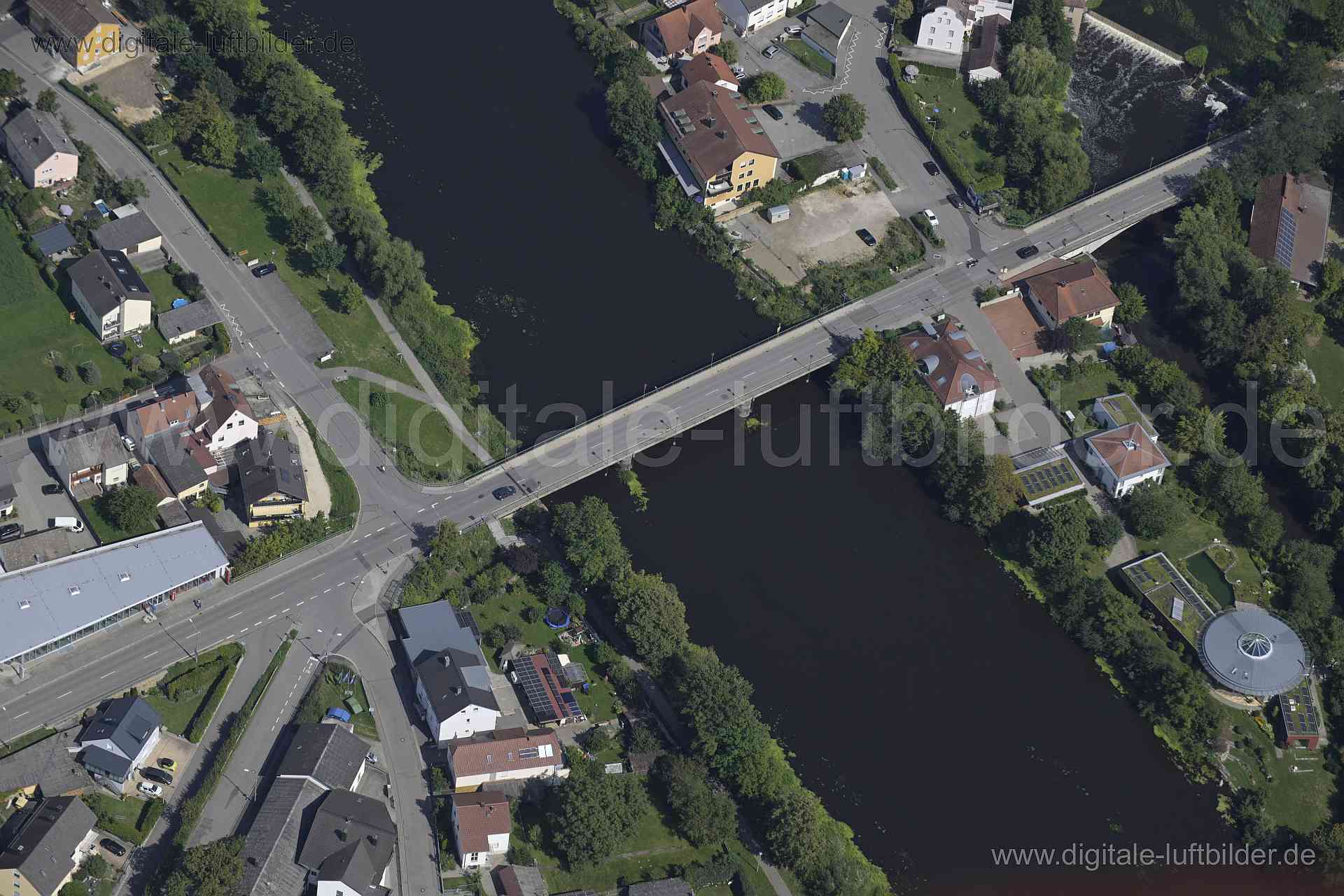 Titel: Schwandorf, Bildnummer: n524250, Ort / Stadt: Schwandorf, (Land)Kreis: Landkreis Schwandorf, Regierungsbezirk: Oberpfalz, Bundesland: Bayern, Aufnahmedatum: 20.08.2023, Schlagwörter: Deutschland, , Brücke, Naab, Gewässer, Monat: August, Jahreszeit: Sommer, Tageszeit: Vormittag / Mittag, Jahr: 2023, Flug ID: 20230820, Bildstatus: unbearbeitetes Rohbild, Bildabmessung: 8256 x 5504 Pixel, Fotograf & Copyright: Oliver Acker