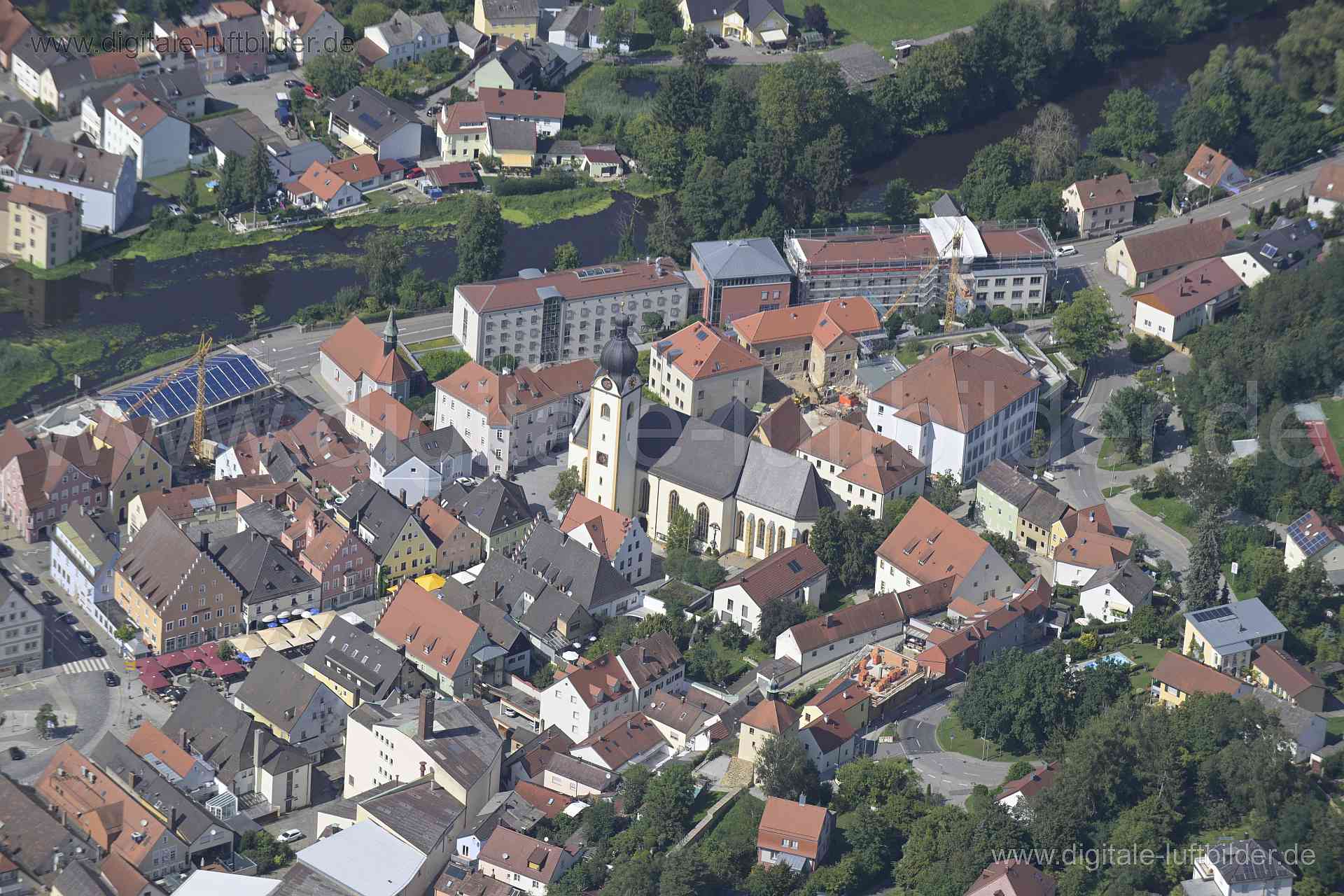 Titel: St. Jakob Kirche, Bildnummer: n524150, Ort / Stadt: Schwandorf, (Land)Kreis: Landkreis Schwandorf, Regierungsbezirk: Oberpfalz, Bundesland: Bayern, Aufnahmedatum: 20.08.2023, Schlagwörter: Deutschland, , Kirche, St. Jakob Kirche, Kran, Naab, Monat: August, Jahreszeit: Sommer, Tageszeit: Vormittag / Mittag, Jahr: 2023, Flug ID: 20230820, Bildstatus: unbearbeitetes Rohbild, Bildabmessung: 8256 x 5504 Pixel, Fotograf & Copyright: Oliver Acker