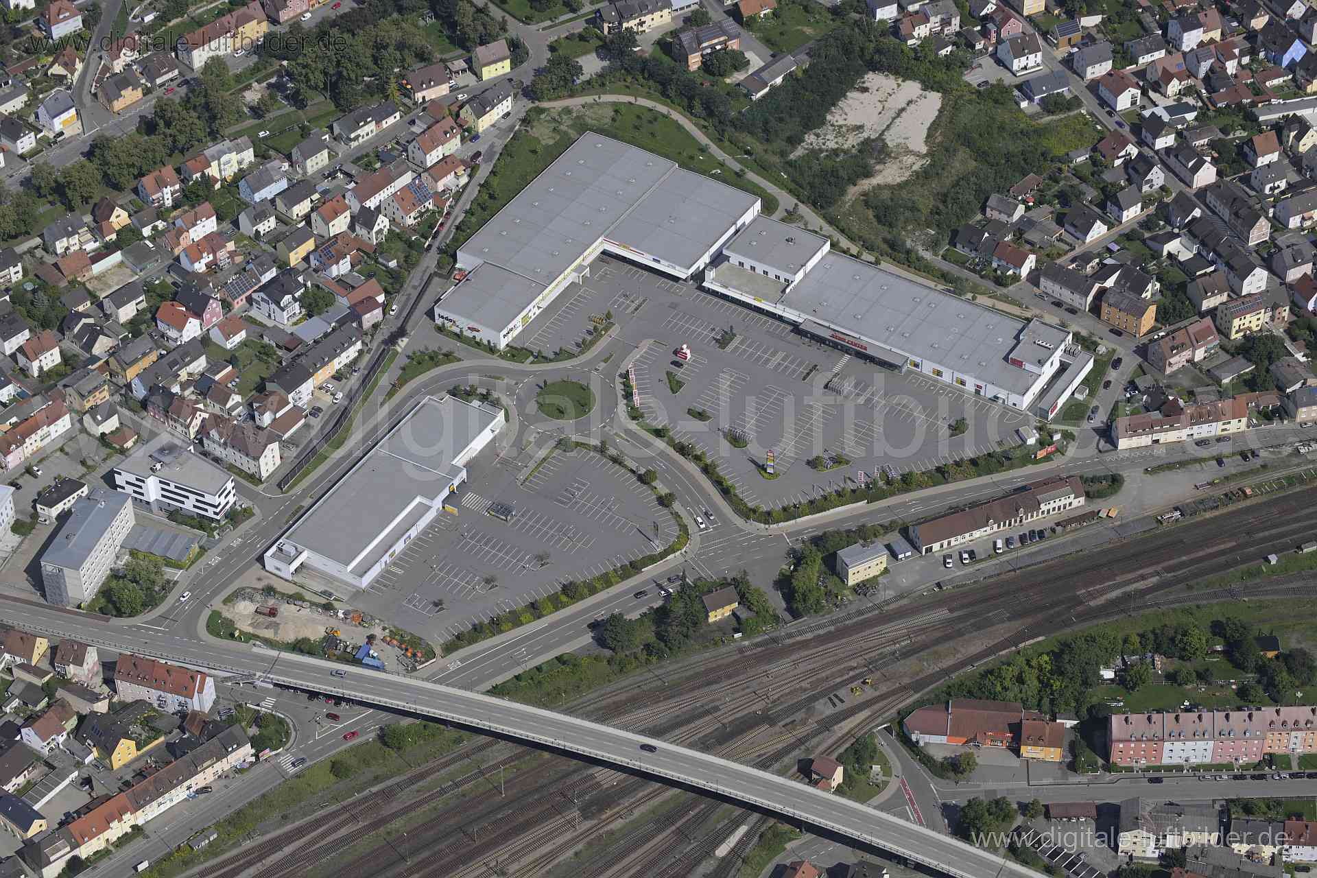 Titel: TWF Gelände, Bildnummer: n524080, Ort / Stadt: Schwandorf, (Land)Kreis: Landkreis Schwandorf, Regierungsbezirk: Oberpfalz, Bundesland: Bayern, Aufnahmedatum: 20.08.2023, Schlagwörter: Deutschland, , TWF Gelände, Adenauerbrücke, Brücke, Kreisverkehr, Monat: August, Jahreszeit: Sommer, Tageszeit: Vormittag / Mittag, Jahr: 2023, Flug ID: 20230820, Bildstatus: unbearbeitetes Rohbild, Bildabmessung: 8256 x 5504 Pixel, Fotograf & Copyright: Oliver Acker